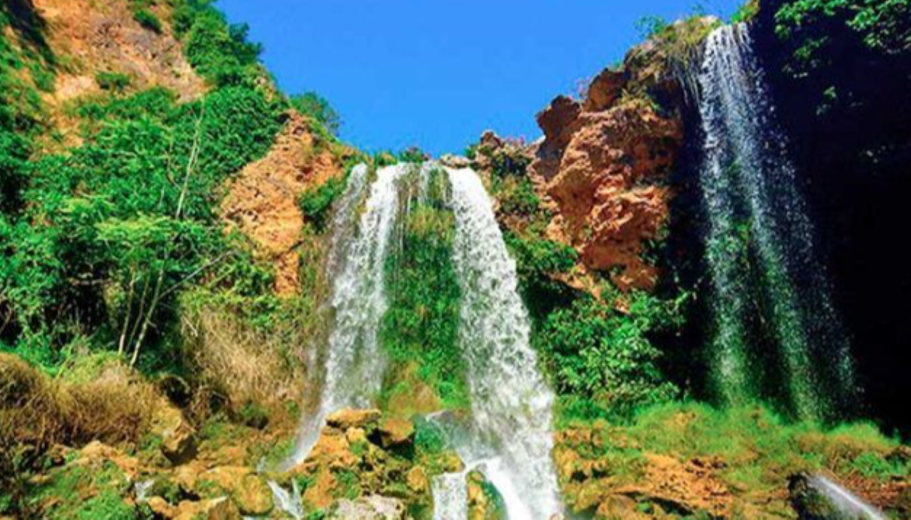 Anna Palace & Waterfalls Day Trip from Valencia