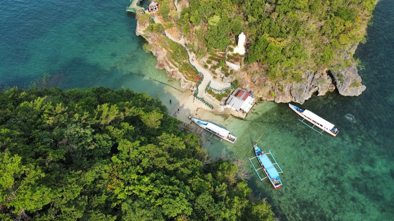 Hundred Islands National Park Day Tour from Manila