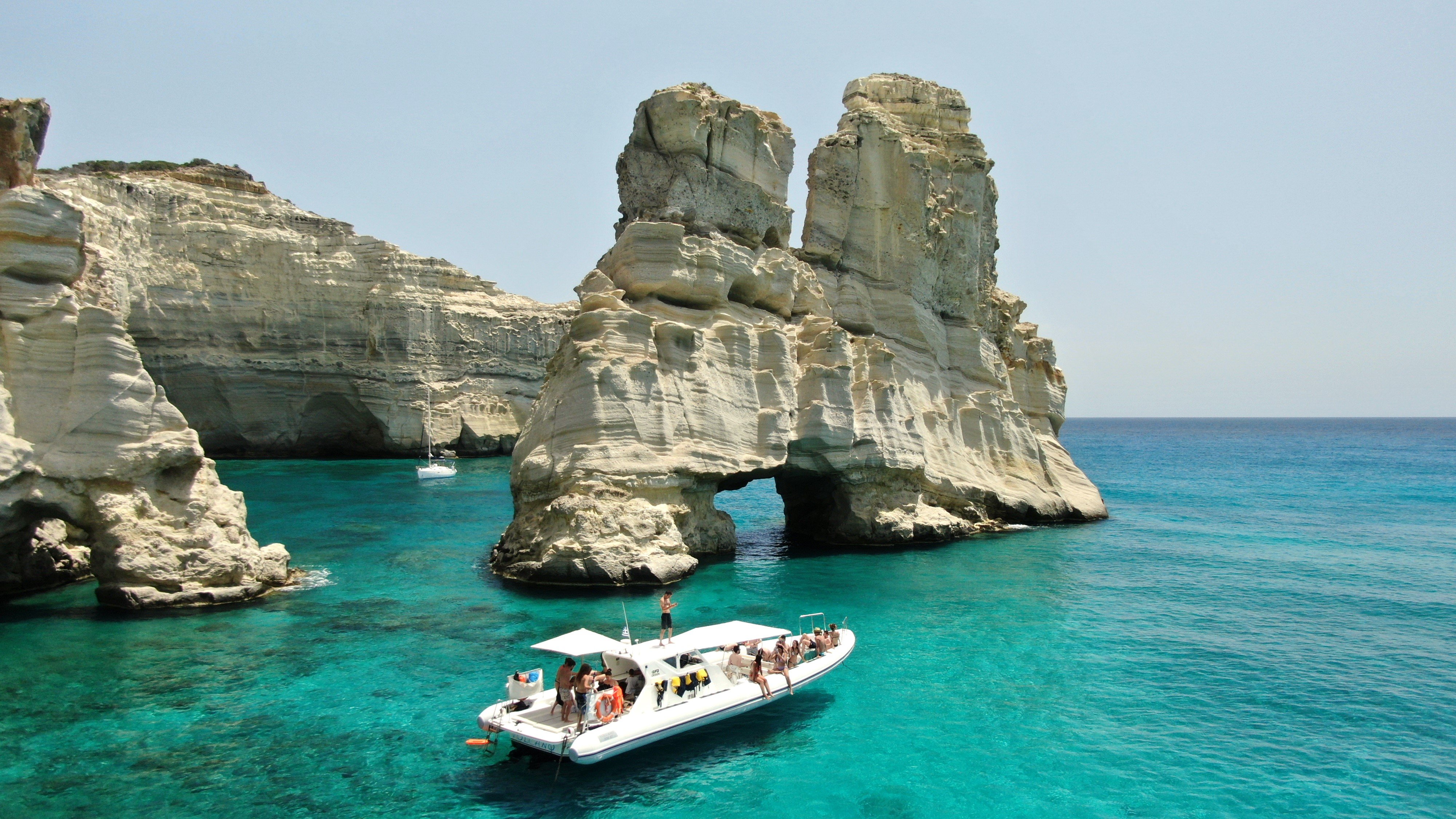 Milos: Half-Day Speedboat Cruise to Kleftiko with Snorkeling