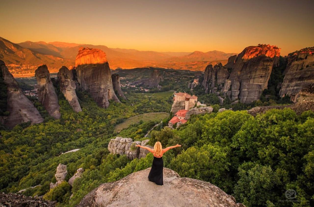 Athens to Meteora: 2-Day Guided Tour with Hotel Stay