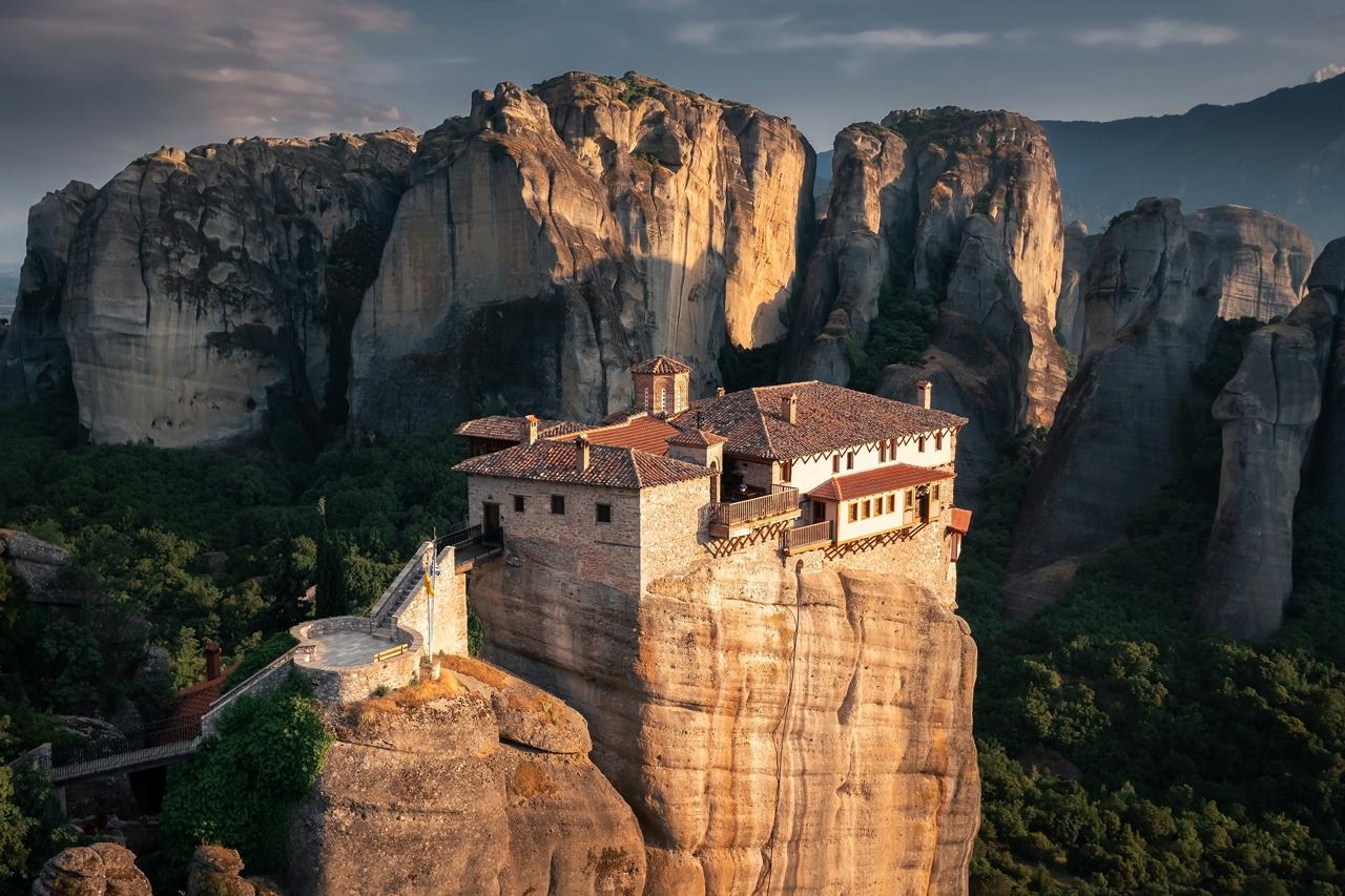 Athens to Meteora: 2-Day Guided Tour with Hotel Stay