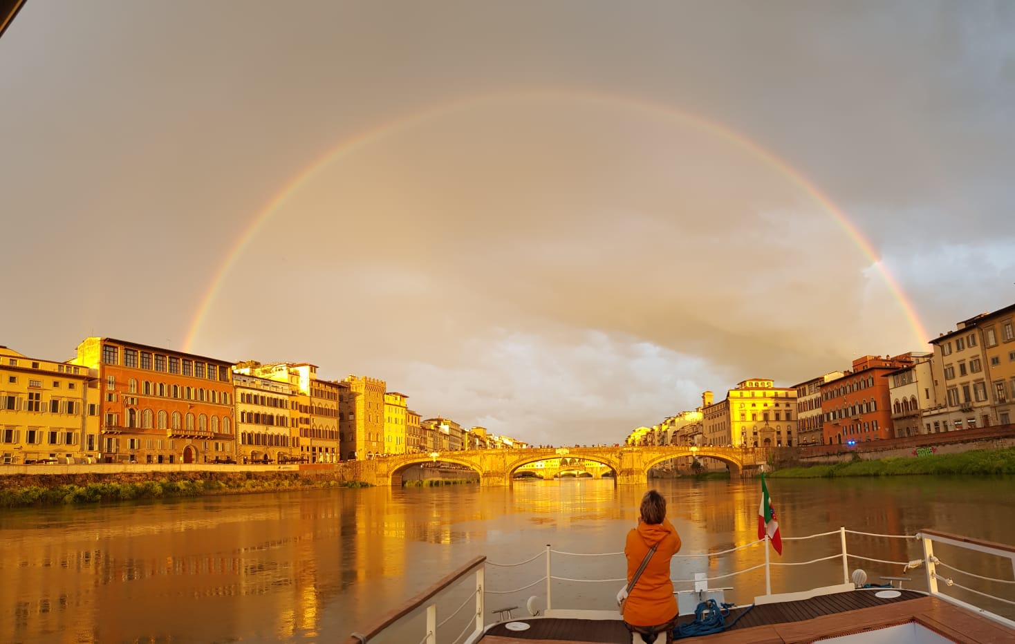 Florence Arno River Cruise with Tuscan Aperitivo