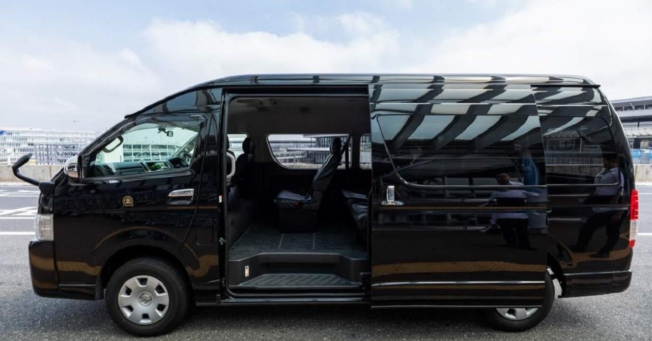 Osaka: Private One-Way Transfer to or from Universal Studios Japan