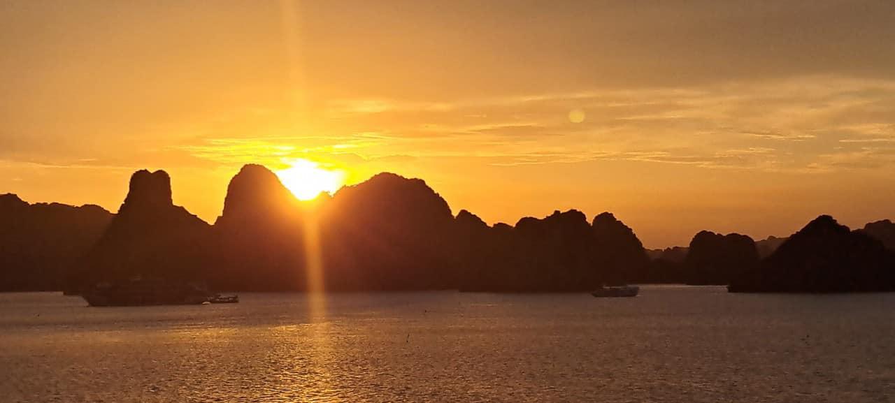 Ha Long & Lan Ha Bay 3-Day Cruise with Private Balcony