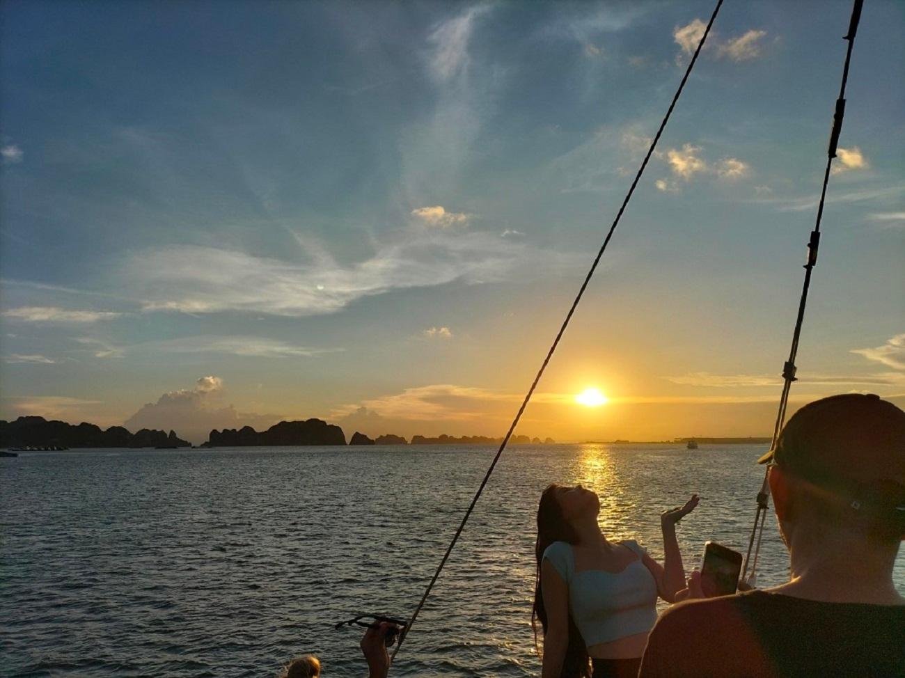 Ha Long & Lan Ha Bay 3-Day Cruise with Private Balcony