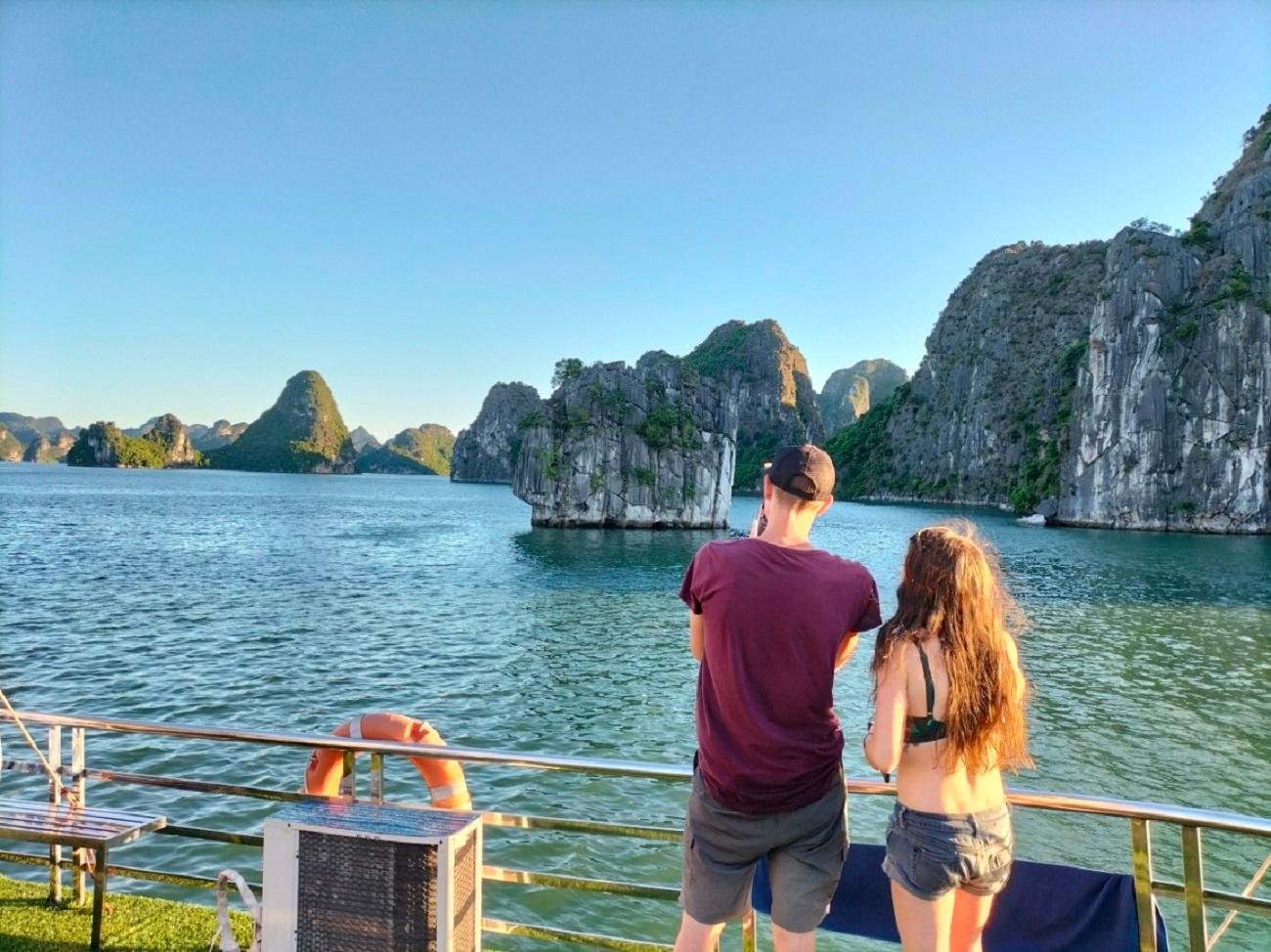 Ha Long & Lan Ha Bay 3-Day Cruise with Private Balcony