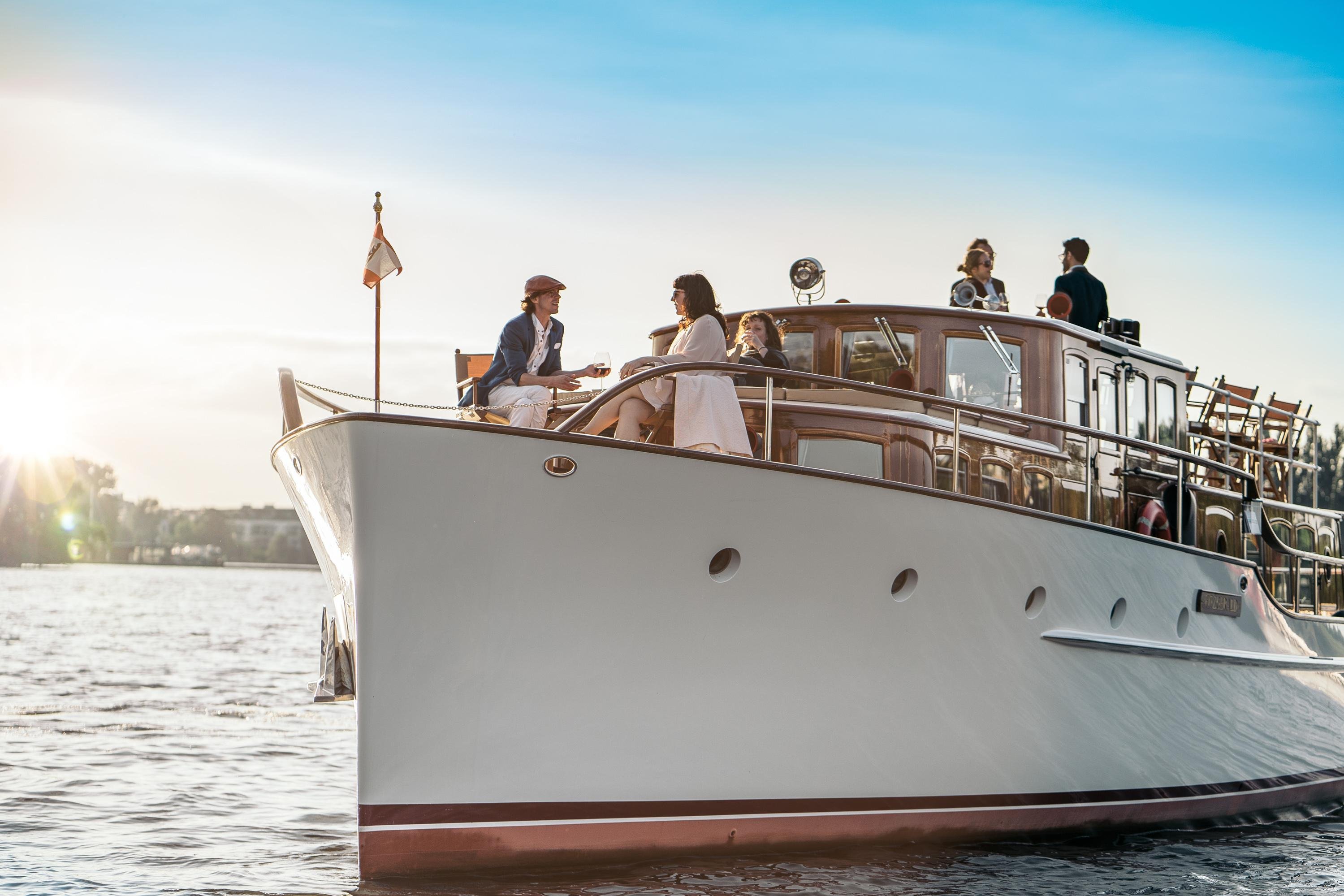 Electric Yacht Cruise Through Berlin's Government District