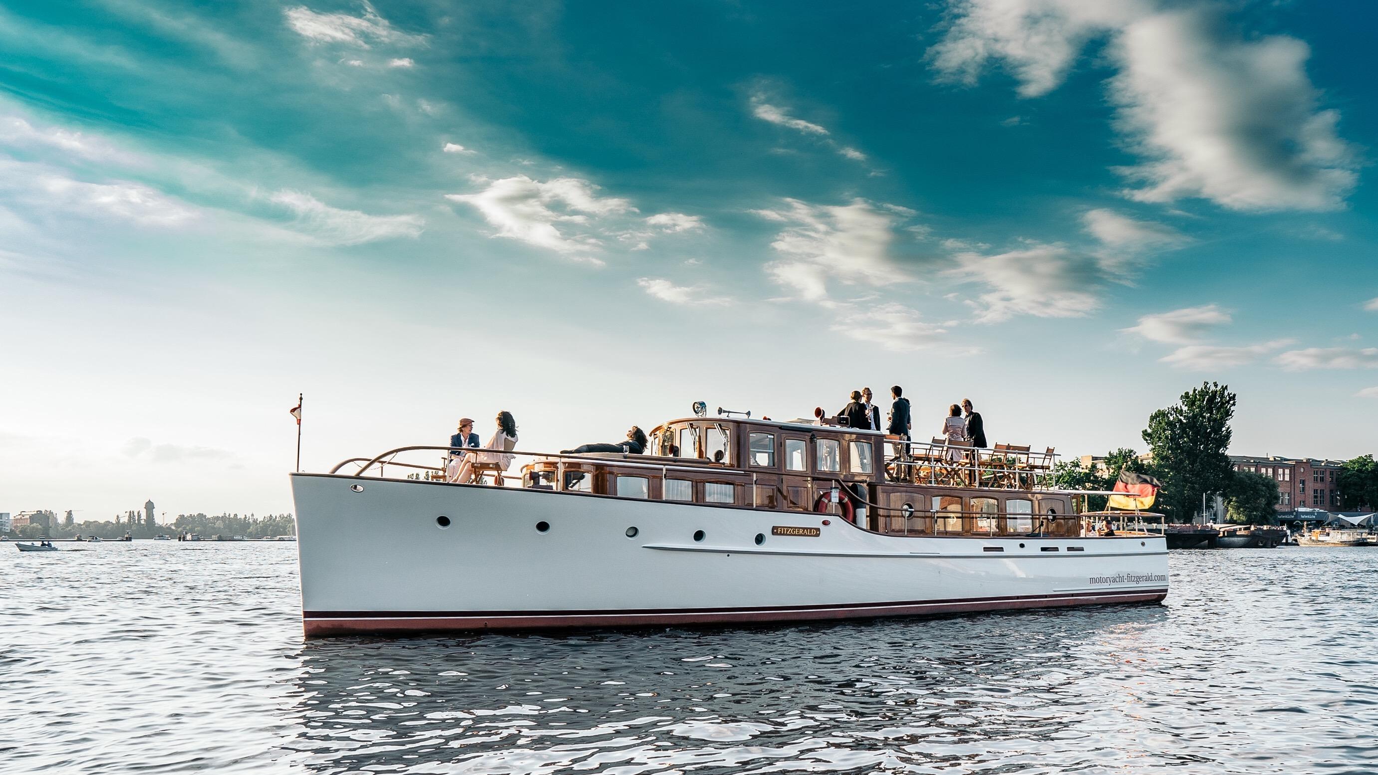 Berlin Evening Yacht Cruise with Welcome Drink