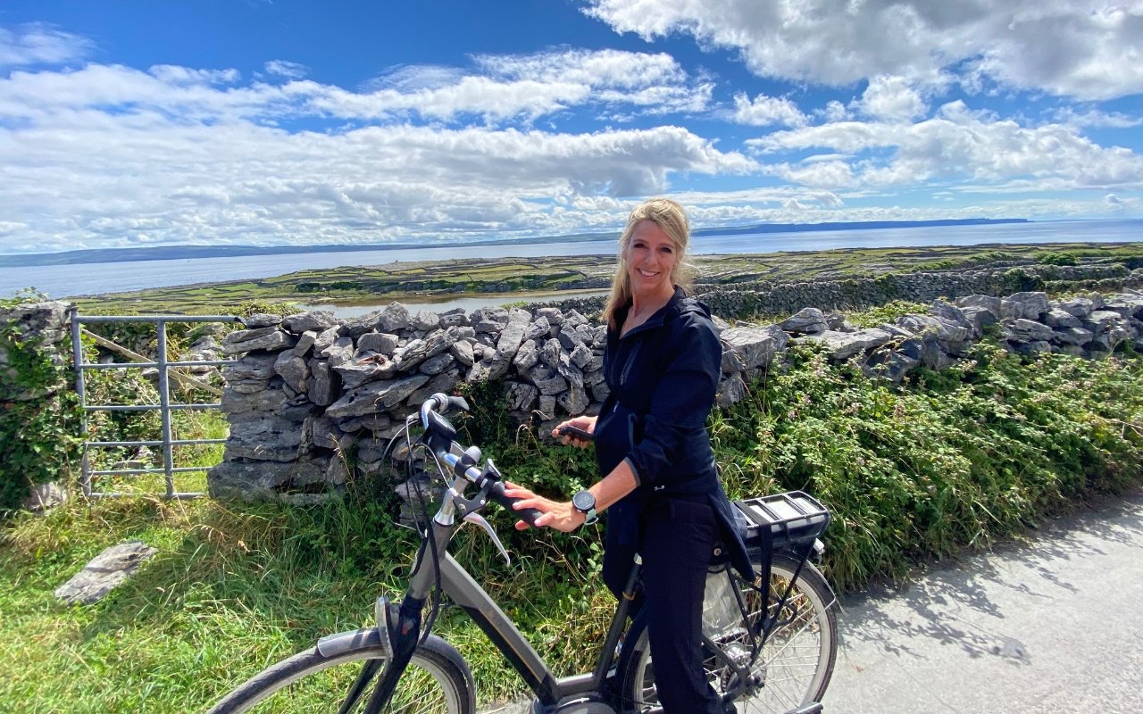 From Doolin: Day Trip to Inisheer with Bike or Bus Tour