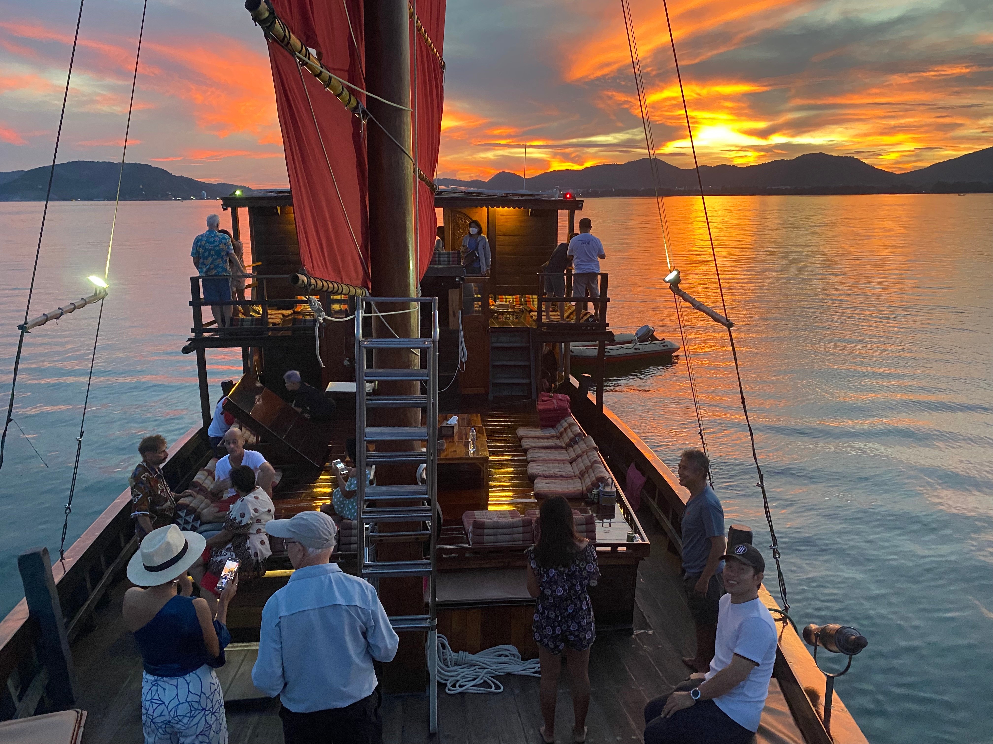 Siamtara Sunset Sailing & Dinner Cruise
