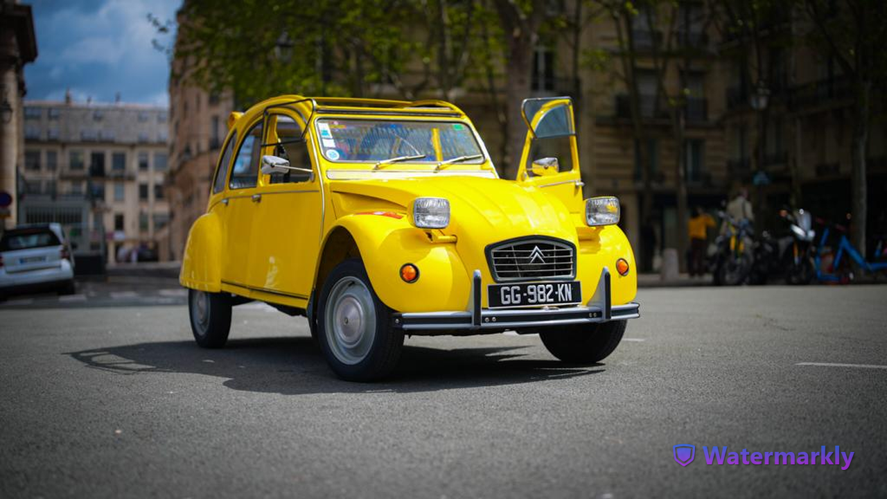 Vintage Citroën 2CV Tour of Paris