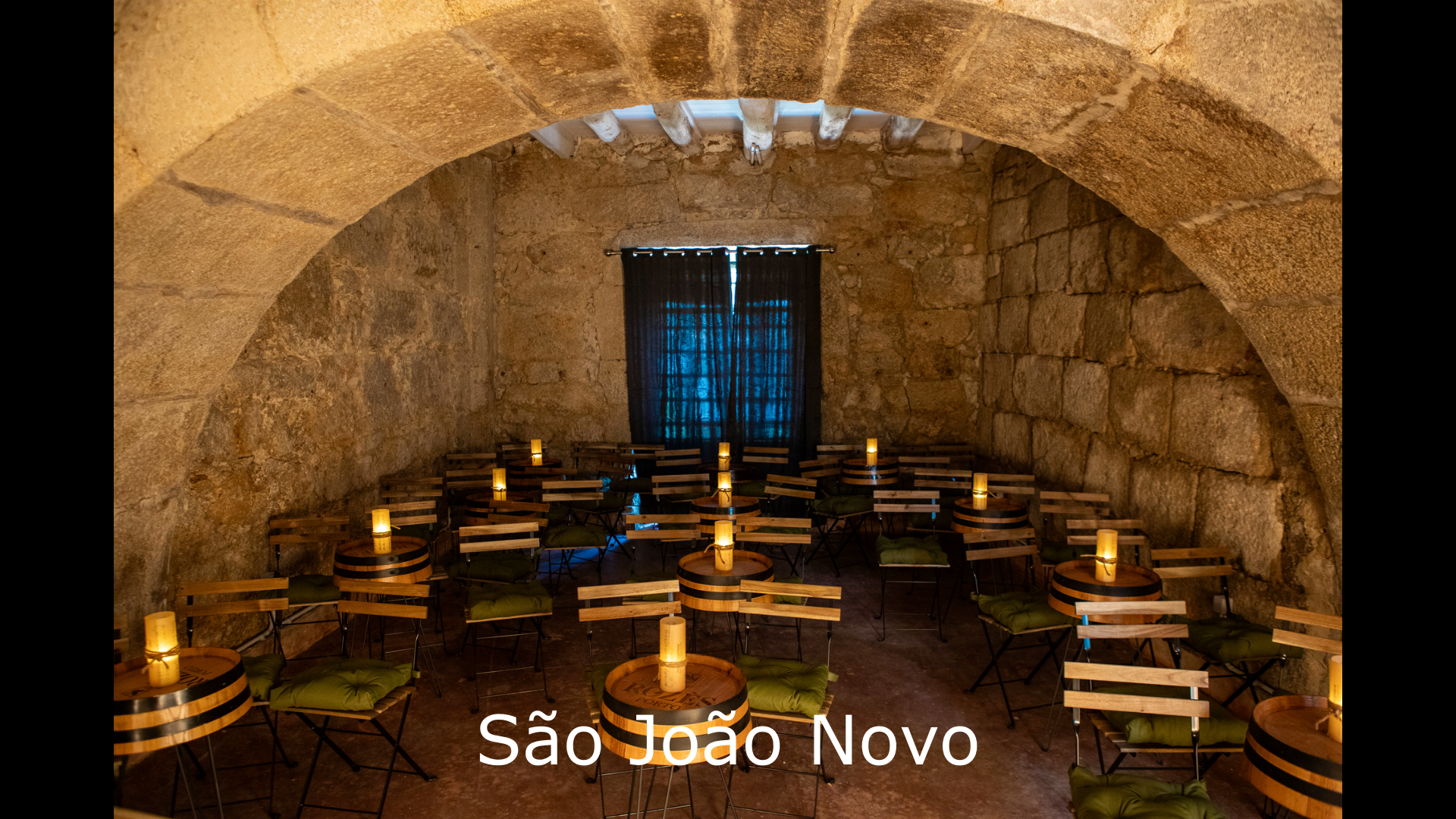 Porto fado show, fado house interior and Portuguese guitar — image 4