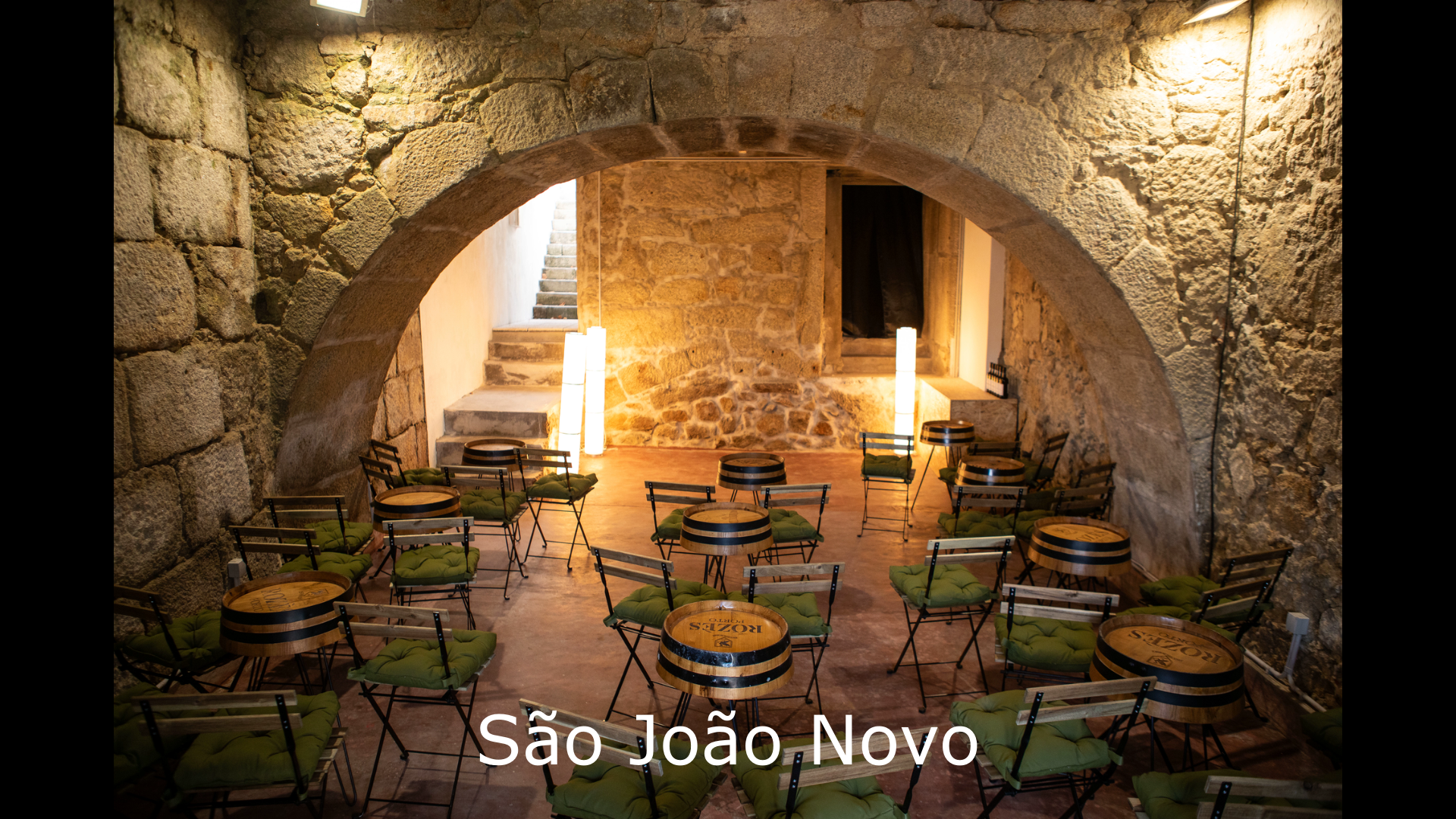Porto fado show, fado house interior and Portuguese guitar — image 2