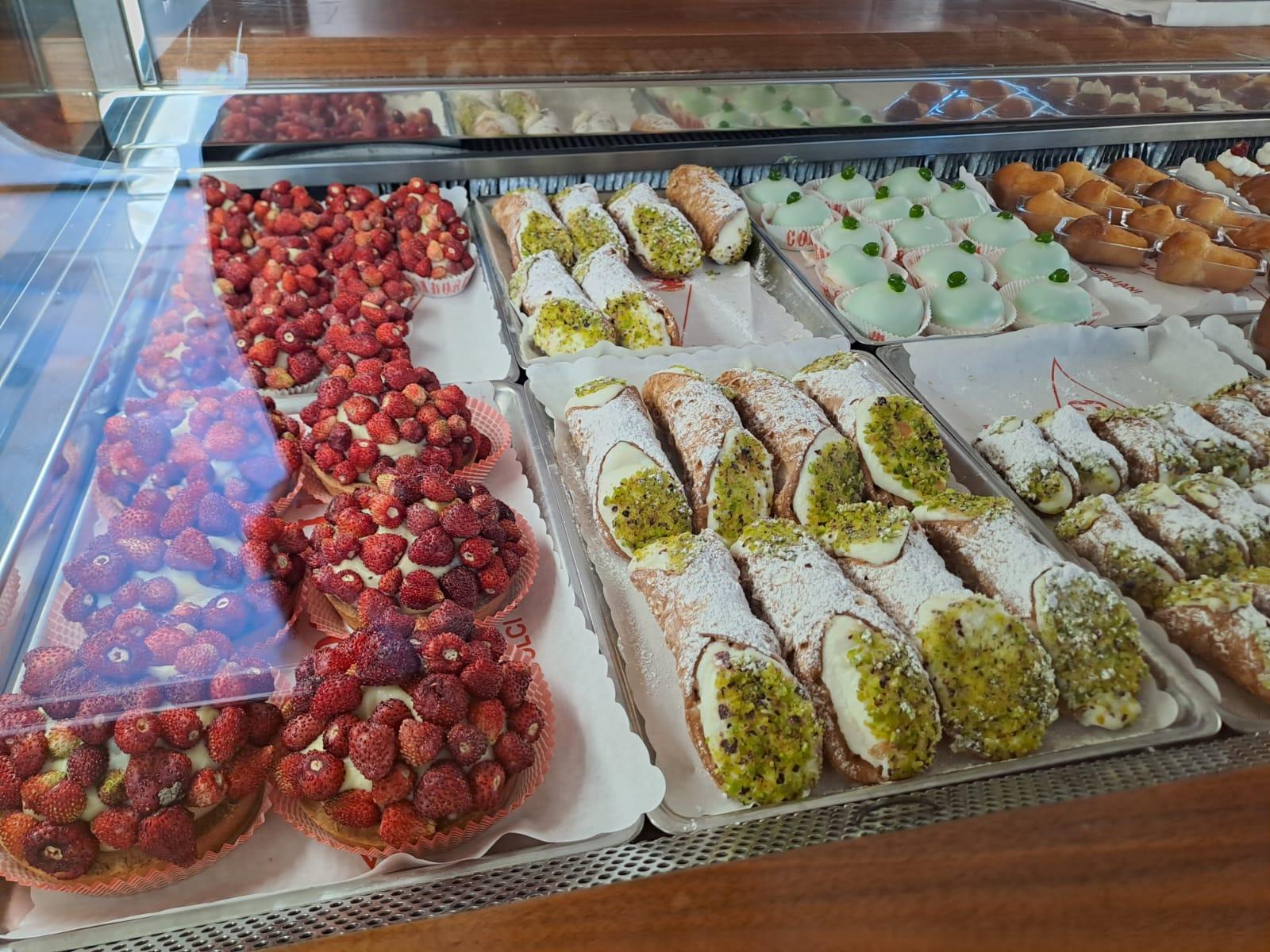 Ortigia street food tour Syracuse Sicily — arancino granita market seafood — image 2