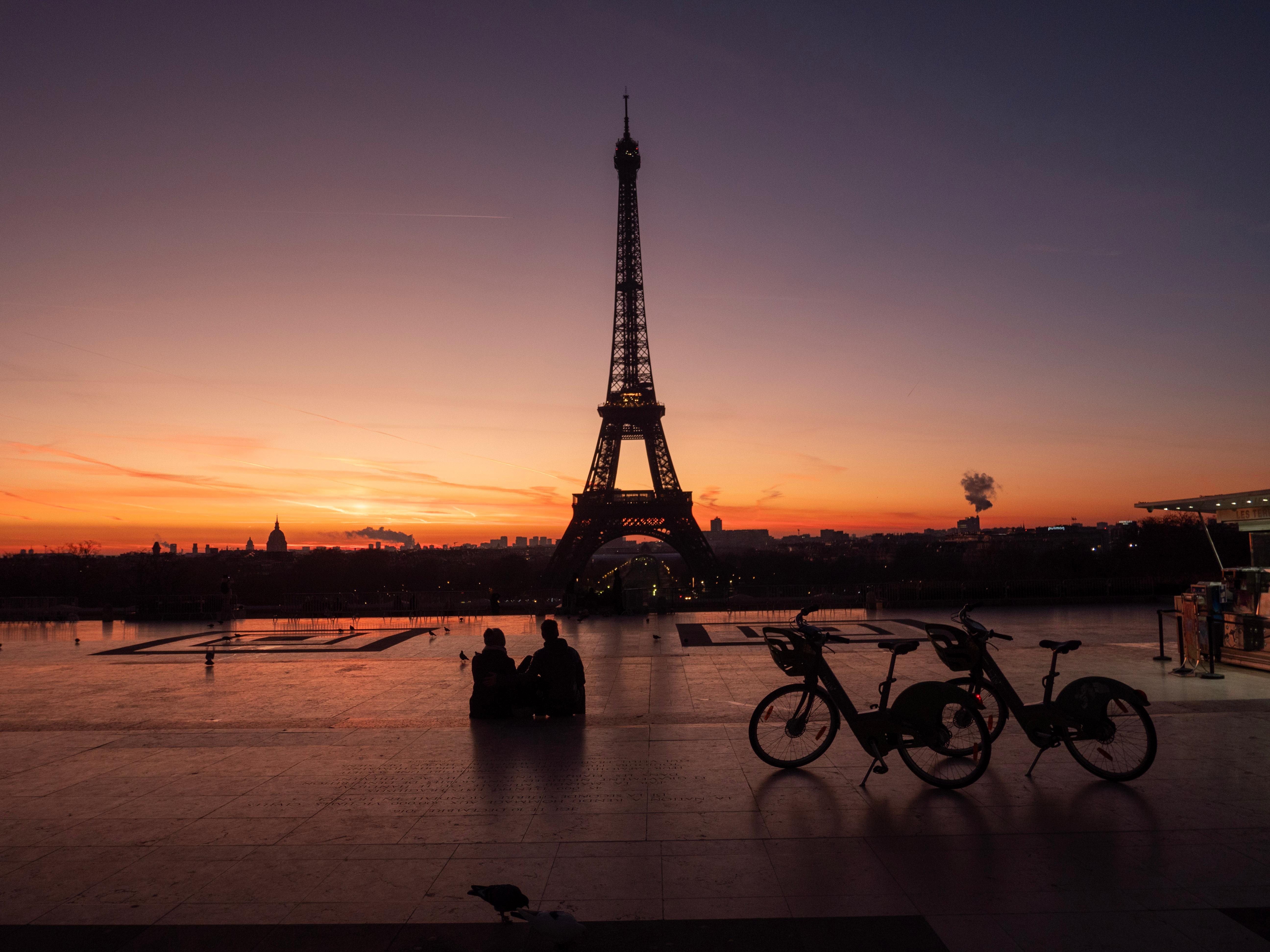 Early Morning Paris Bike Tour with Breakfast