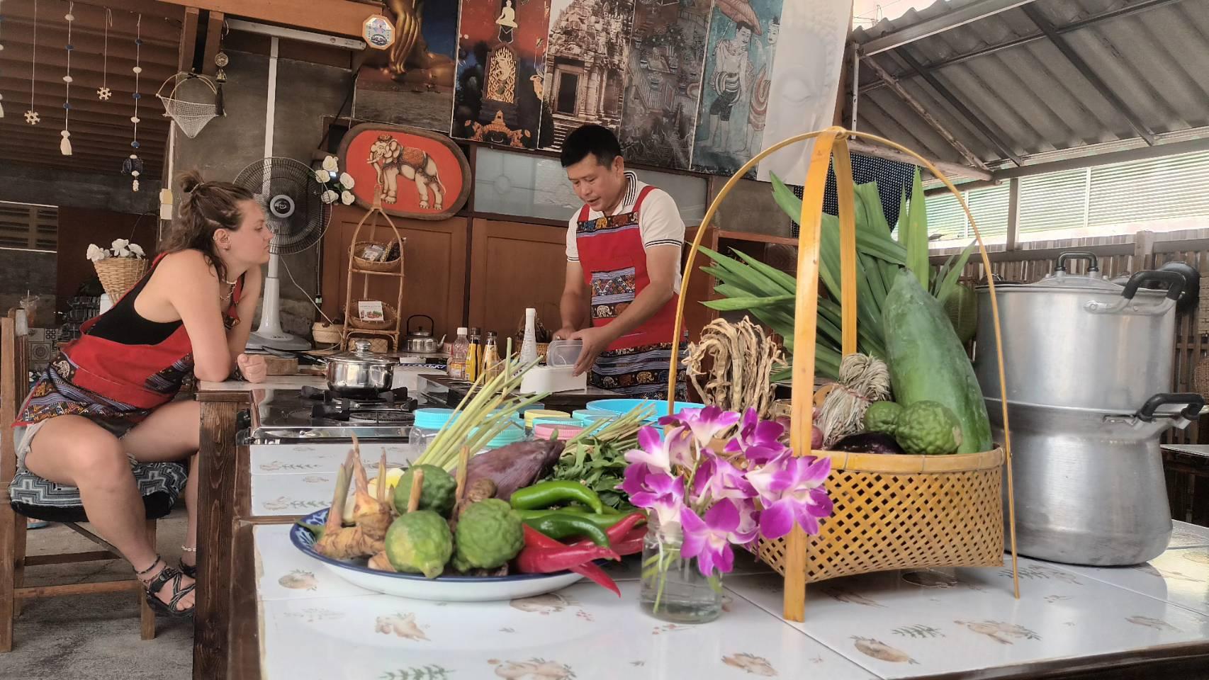 Chiang Mai: Traditional Thai Cooking Class with Market Tour