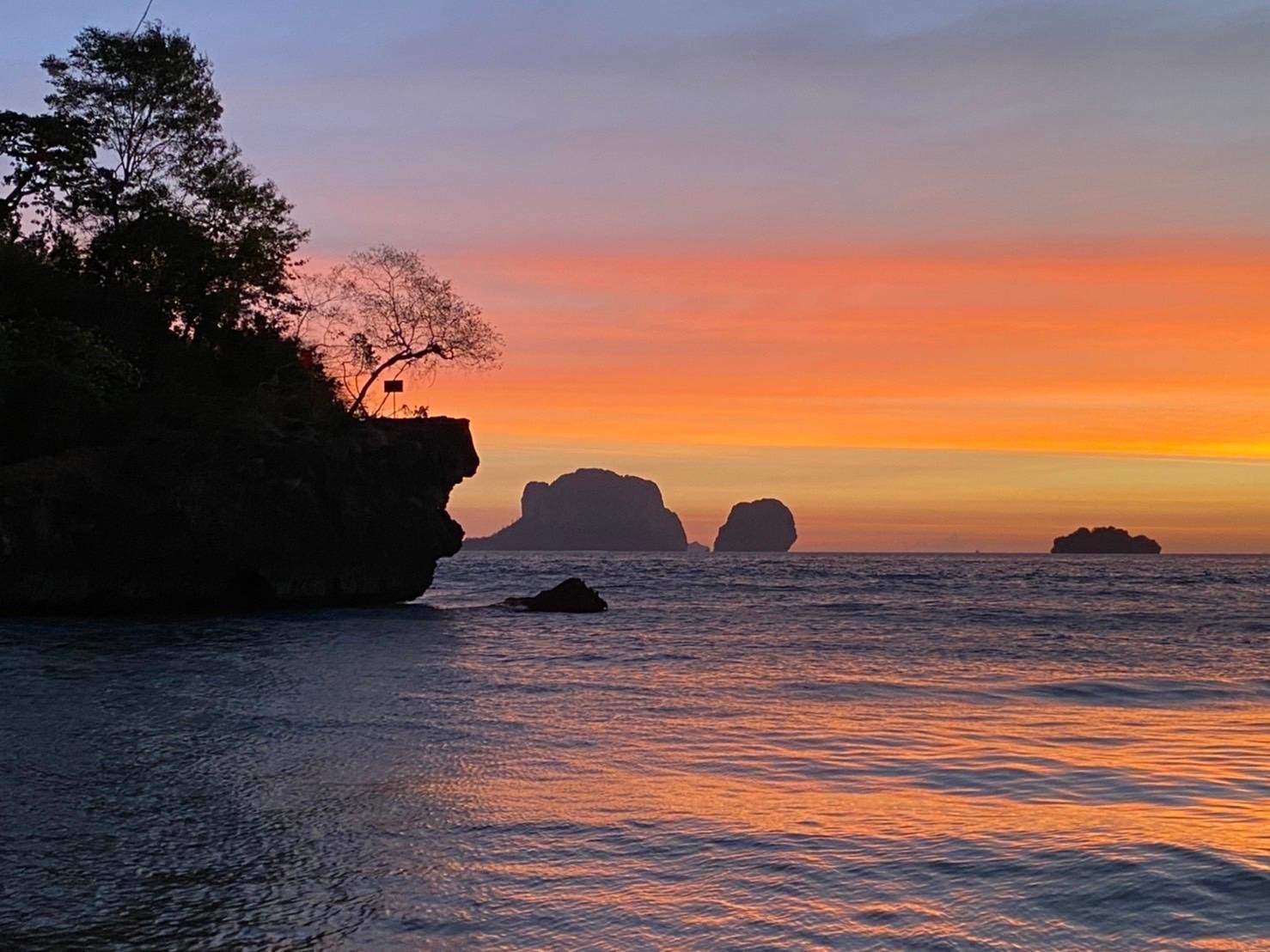 Krabi Hong Island Sunset & Bioluminescent Plankton Tour with BBQ Dinner
