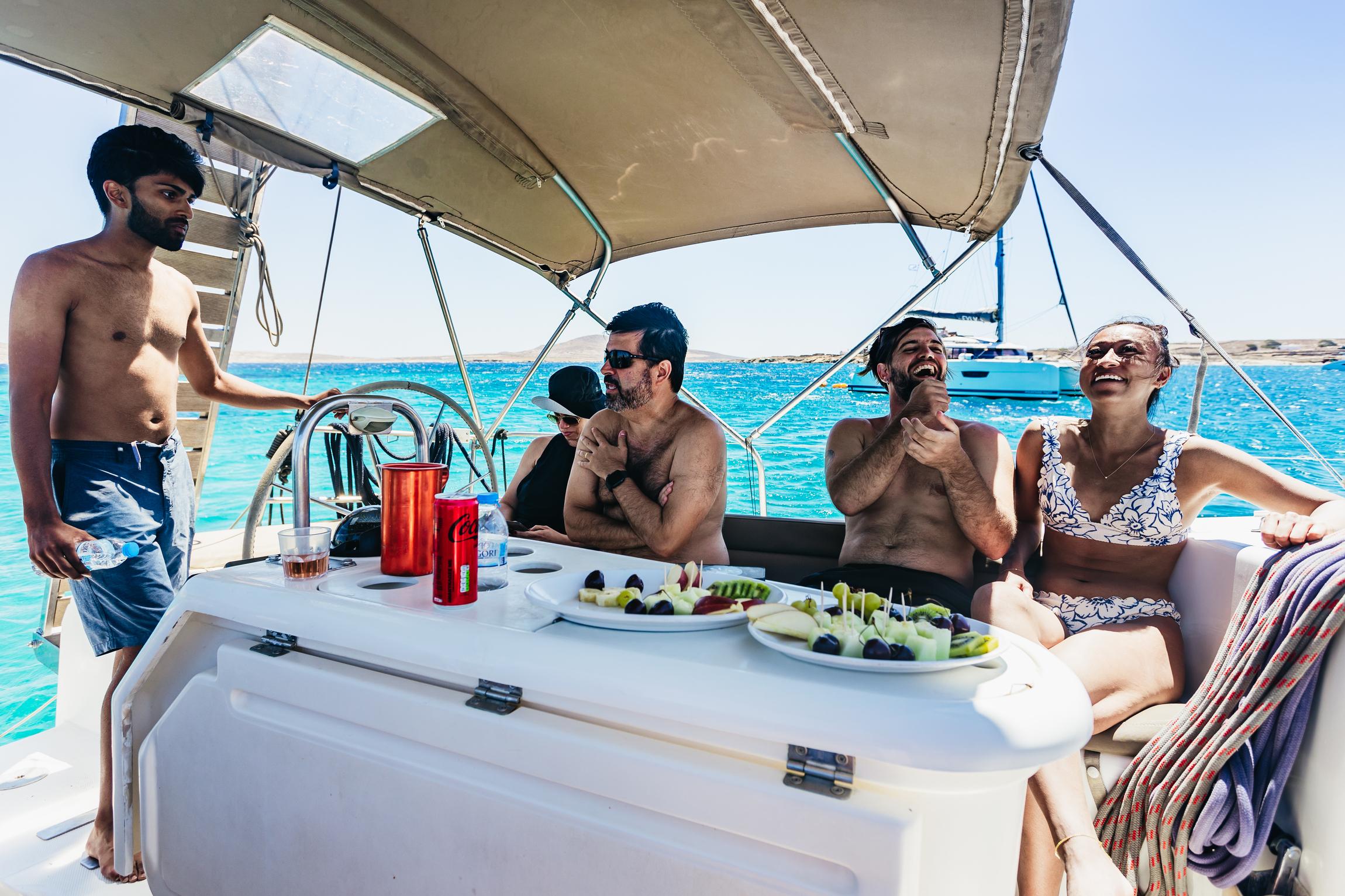 Mykonos: Rhenia Yacht Cruise and Guided Delos Tour