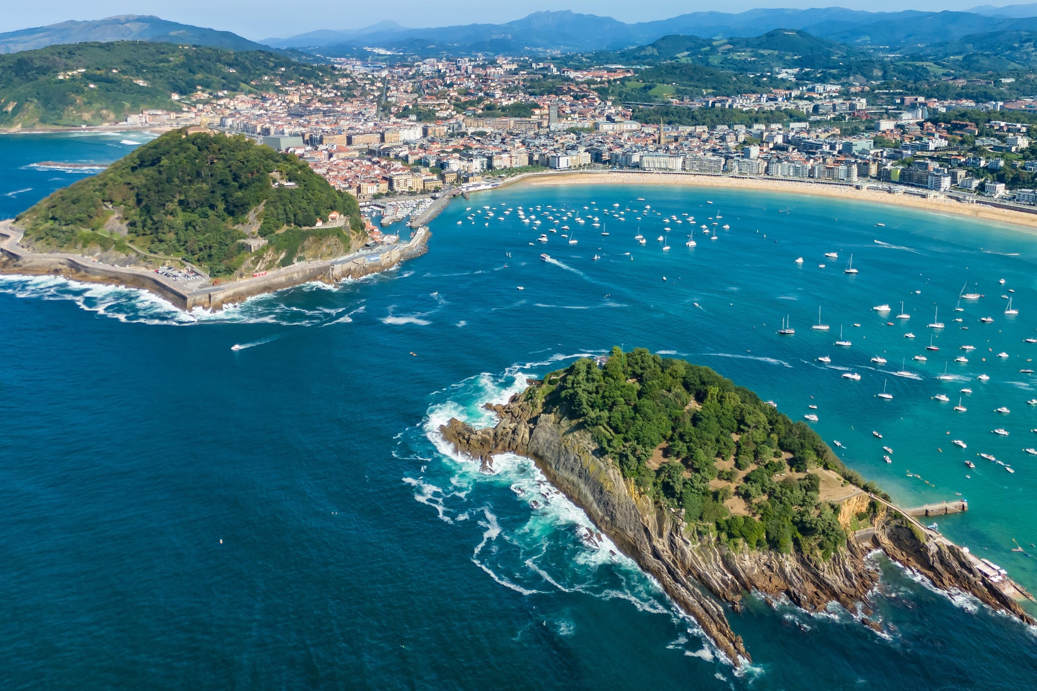 Basque Coast & Beyond: San Sebastián, Hondarribia, Hendaye & Getaria from Bilbao