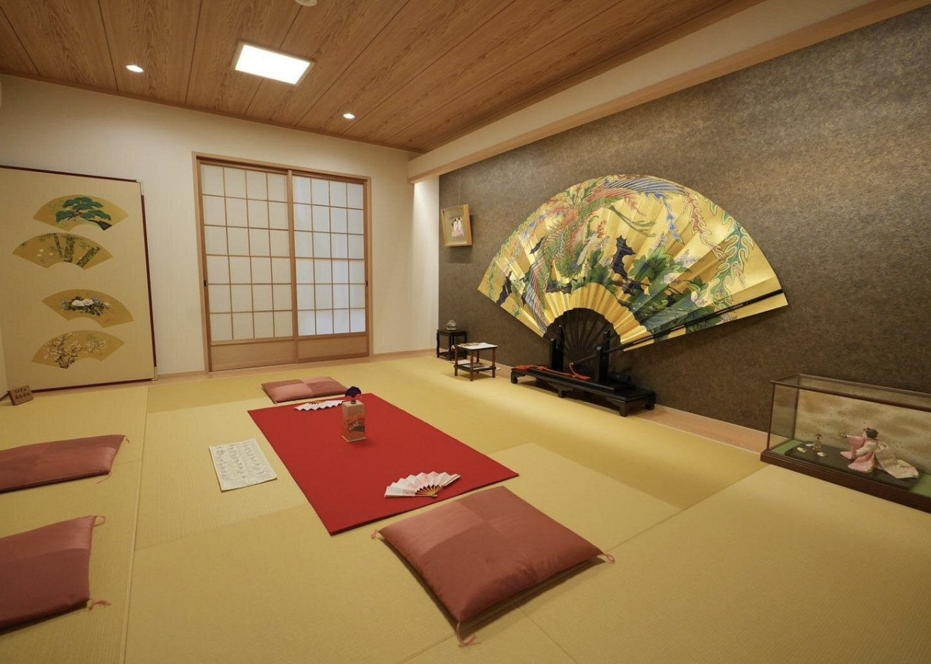 Tour a pie por Gion, espectáculo de aprendiz de geisha y juego tradicional de abanico
