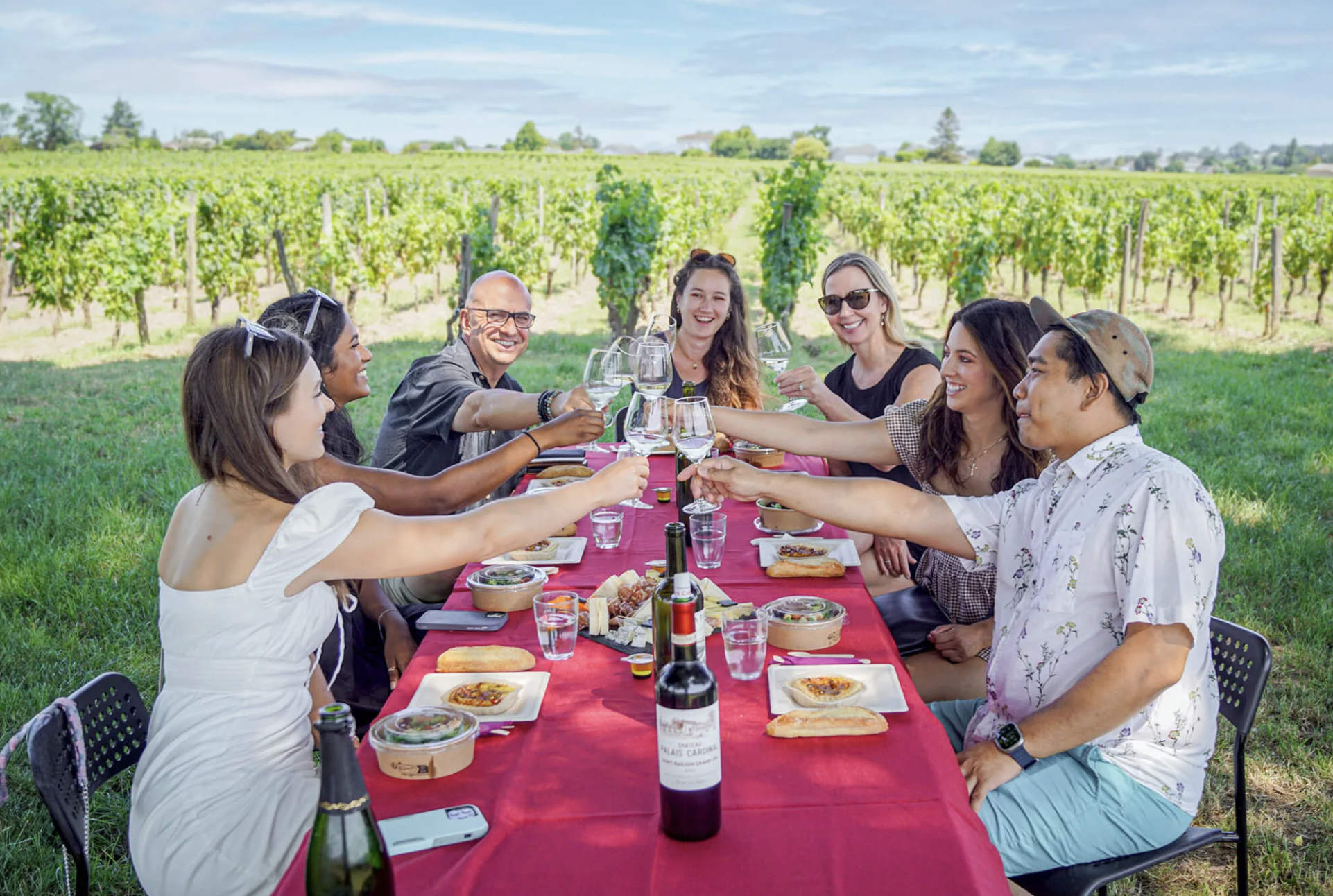 Full-Day Bordeaux Wine Tour with 3 Châteaux & Vineyard Picnic