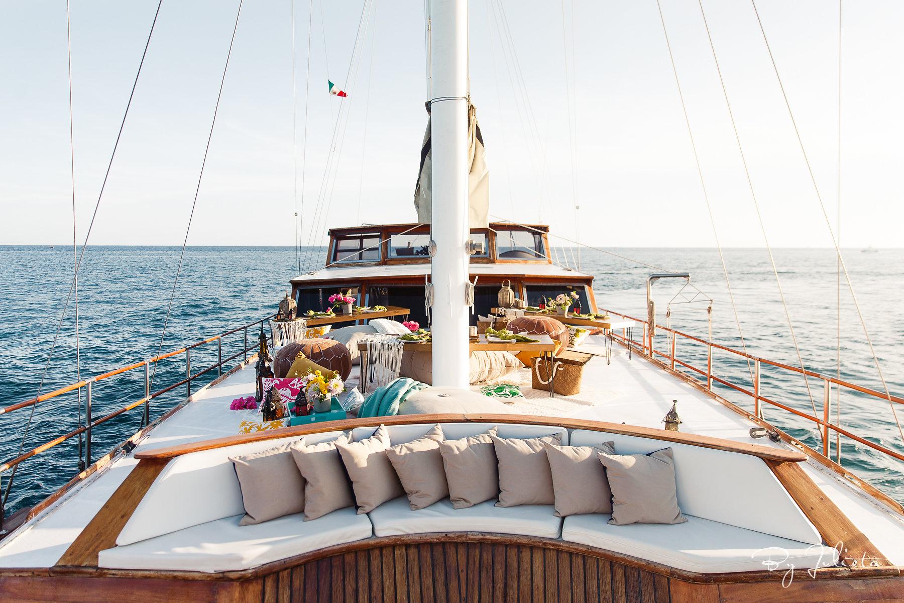 Cabo Sunset Yacht Dinner Cruise with Open Bar