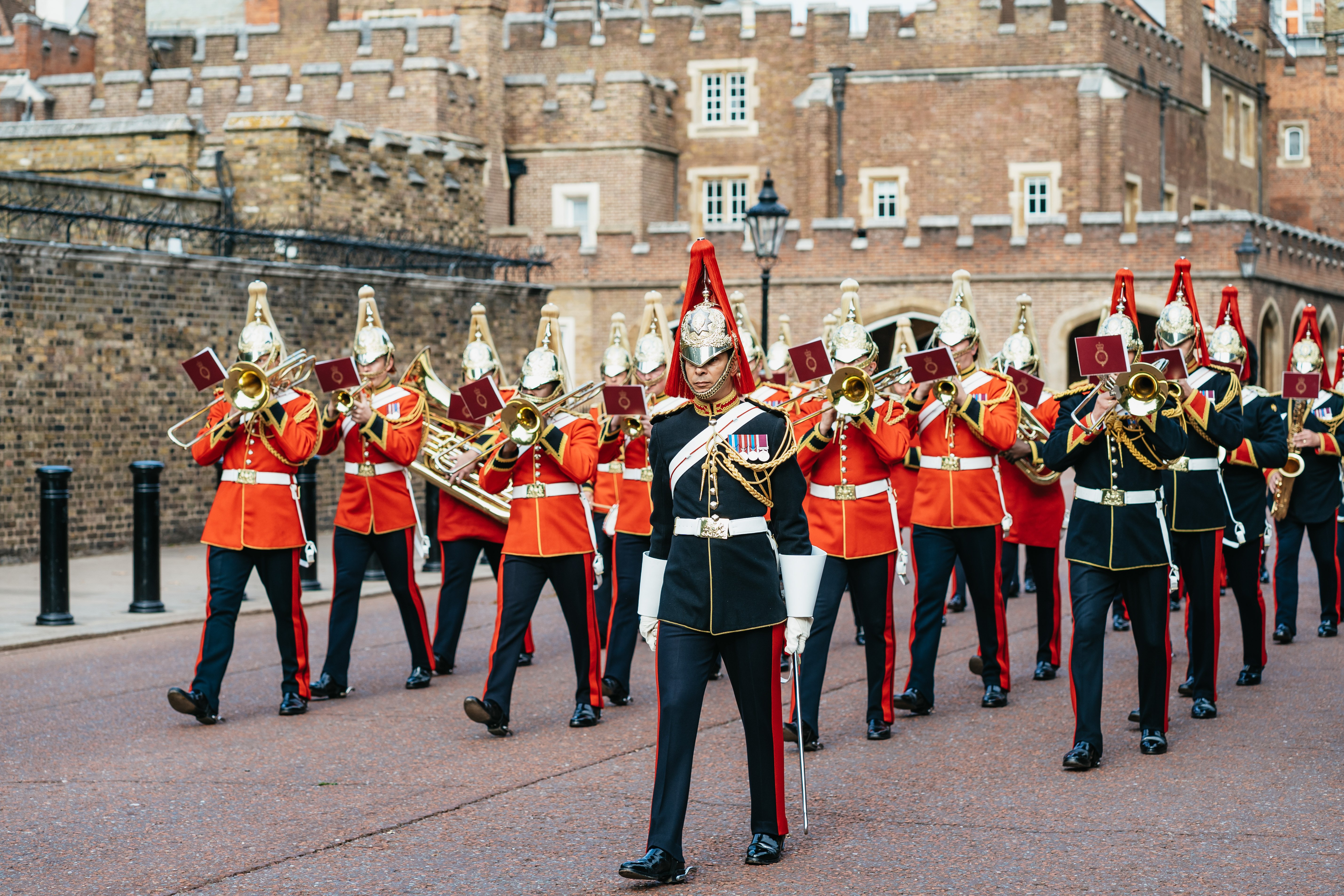 London: Changing of The Guard Tour with Expert Guide - Buckingham Palace tour and royal London scenery