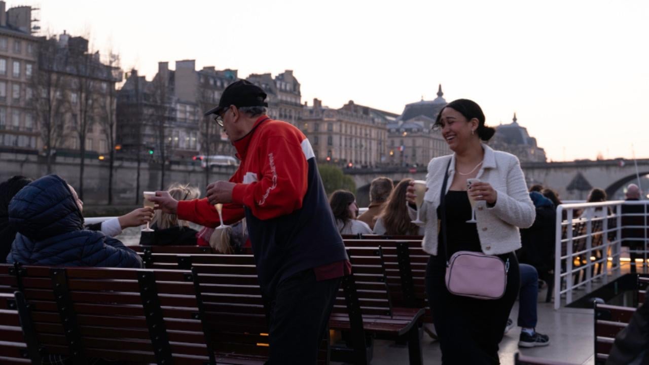 Paris Evening Seine River Cruise with Champagne