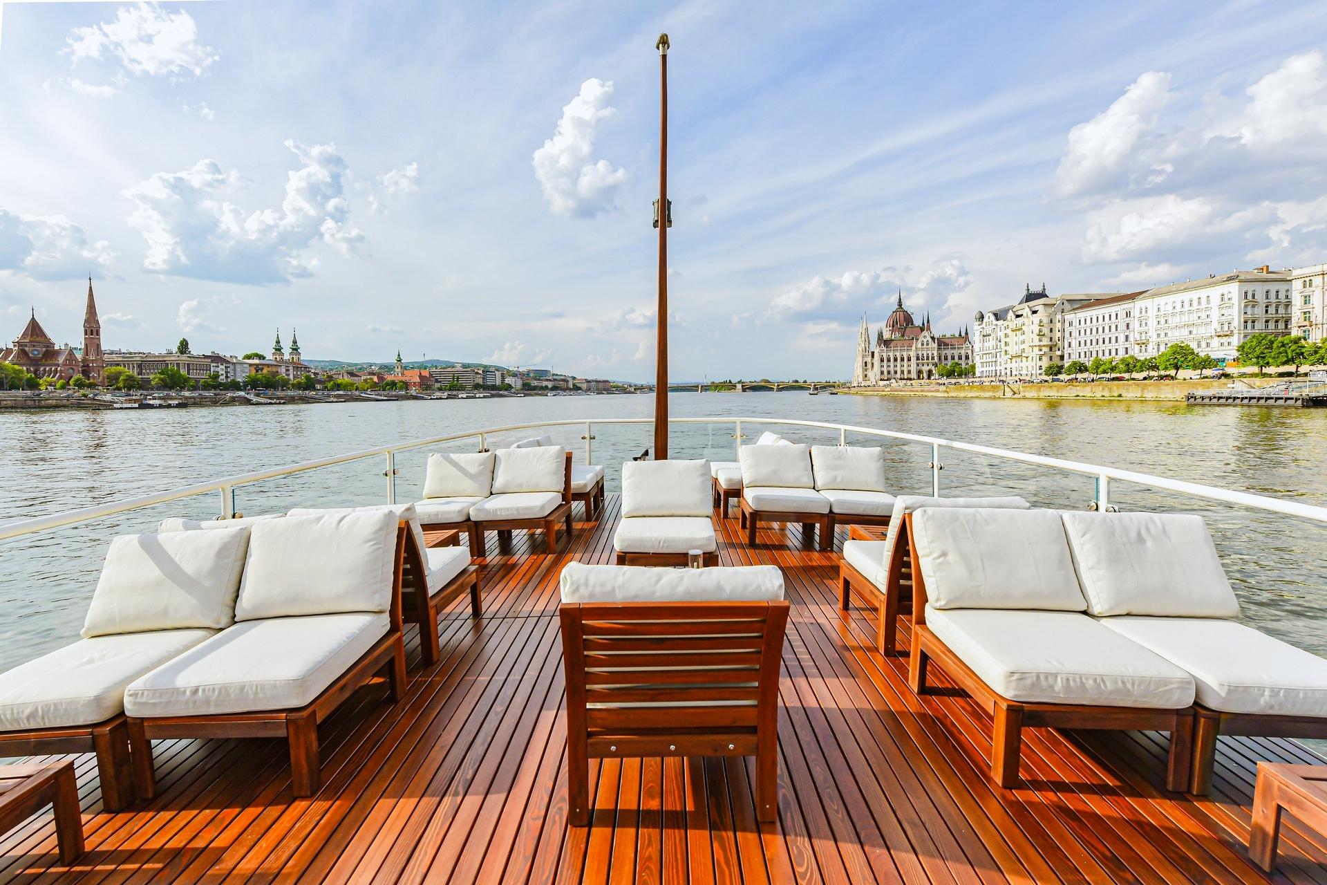 Budapest: Premium Sightseeing Cruise with Tokaj Frizzante