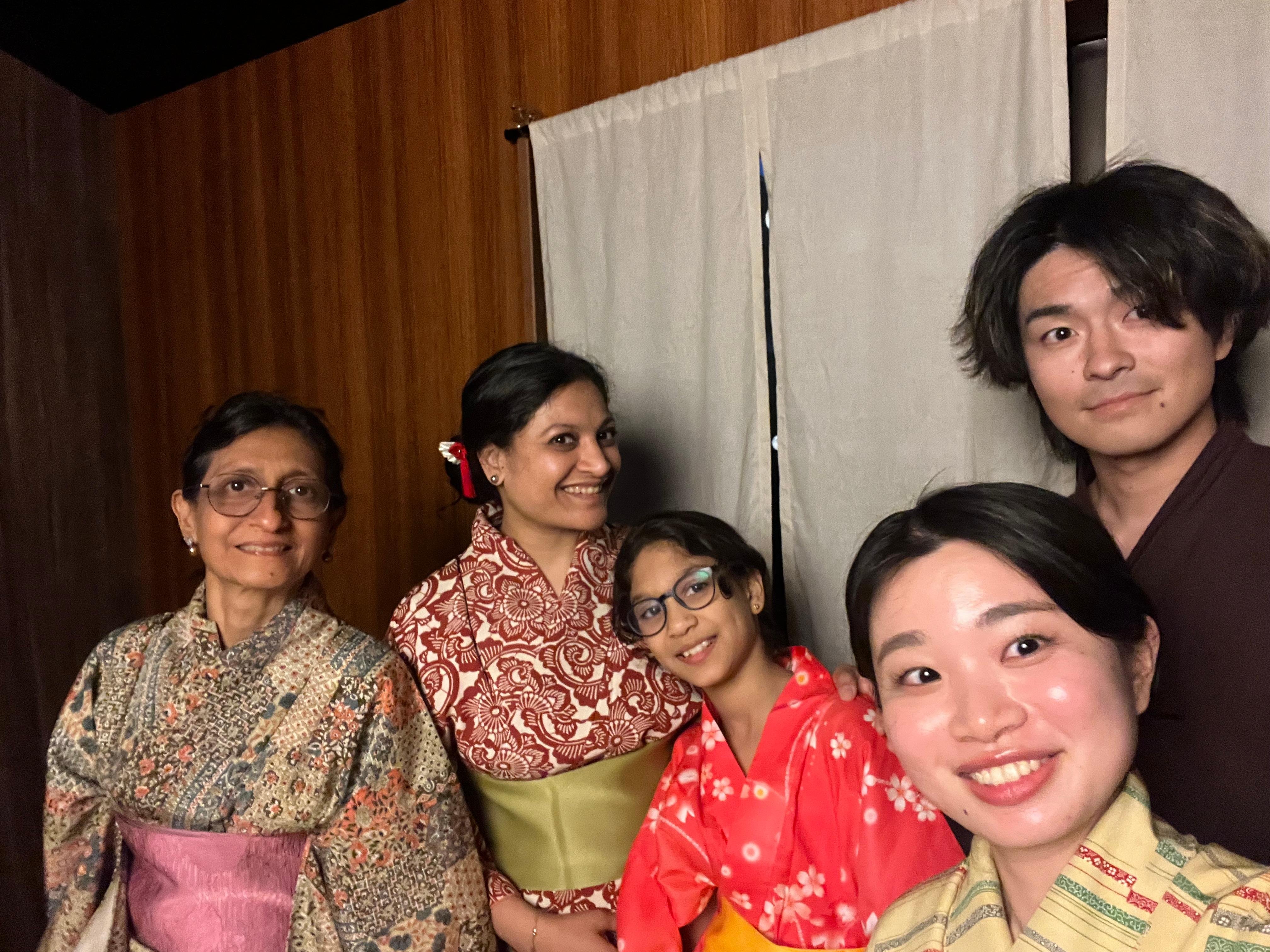 Privat upplevelse i Machiya i Kyoto: Tebjudning, kalligrafi & kimono