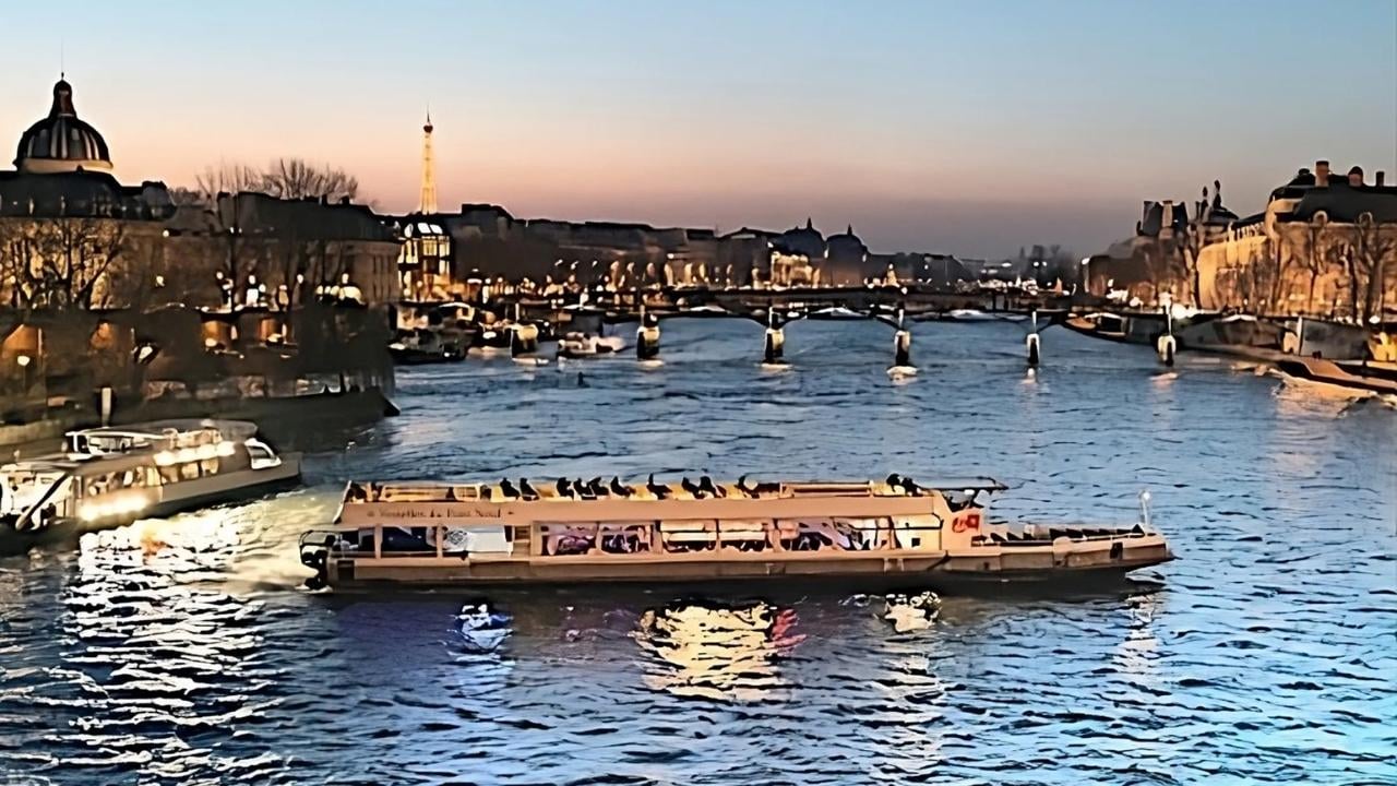 Paris Evening Seine River Cruise with Champagne