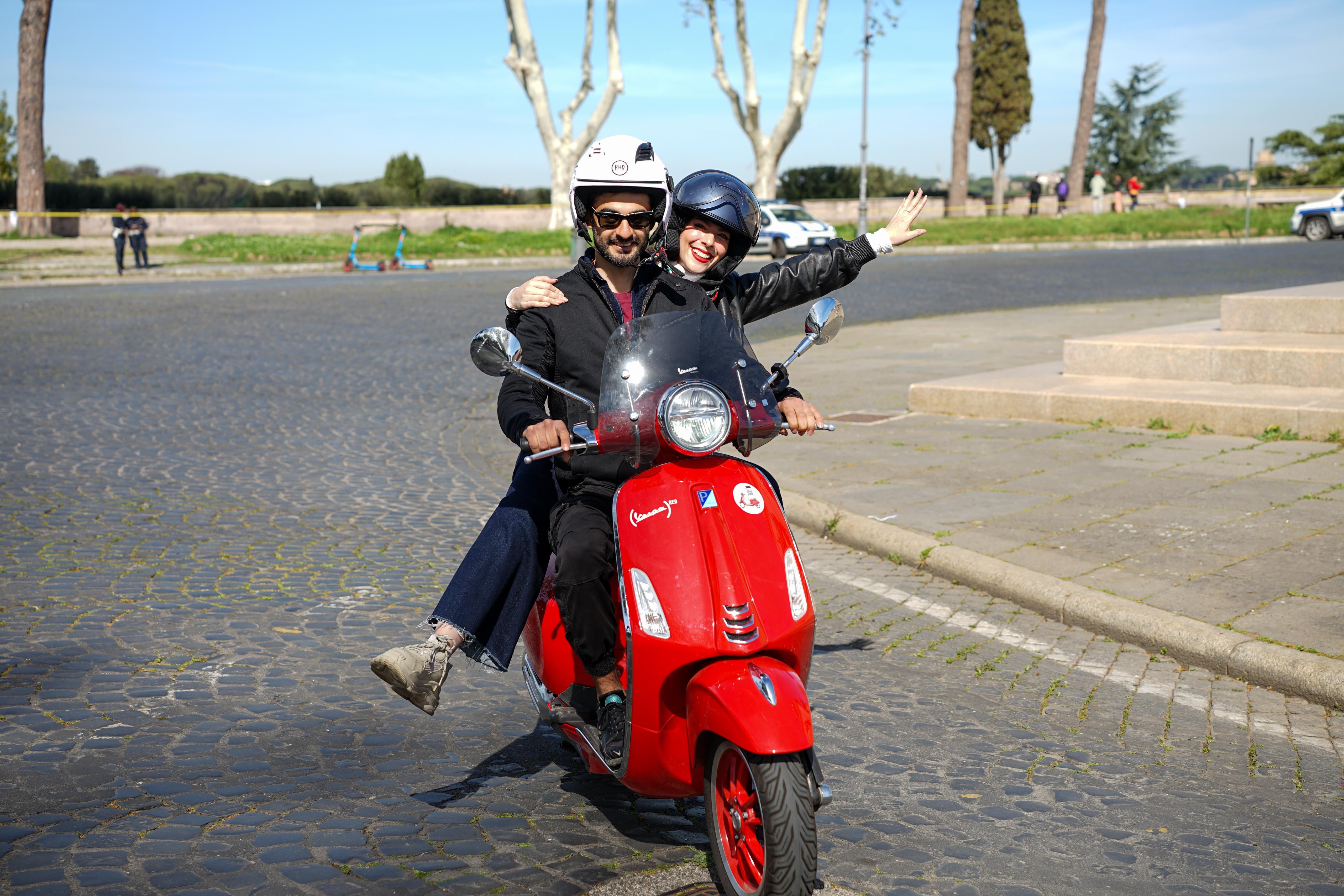 Rome vespa photo tour photoshoot passenger city backdrops — image 20