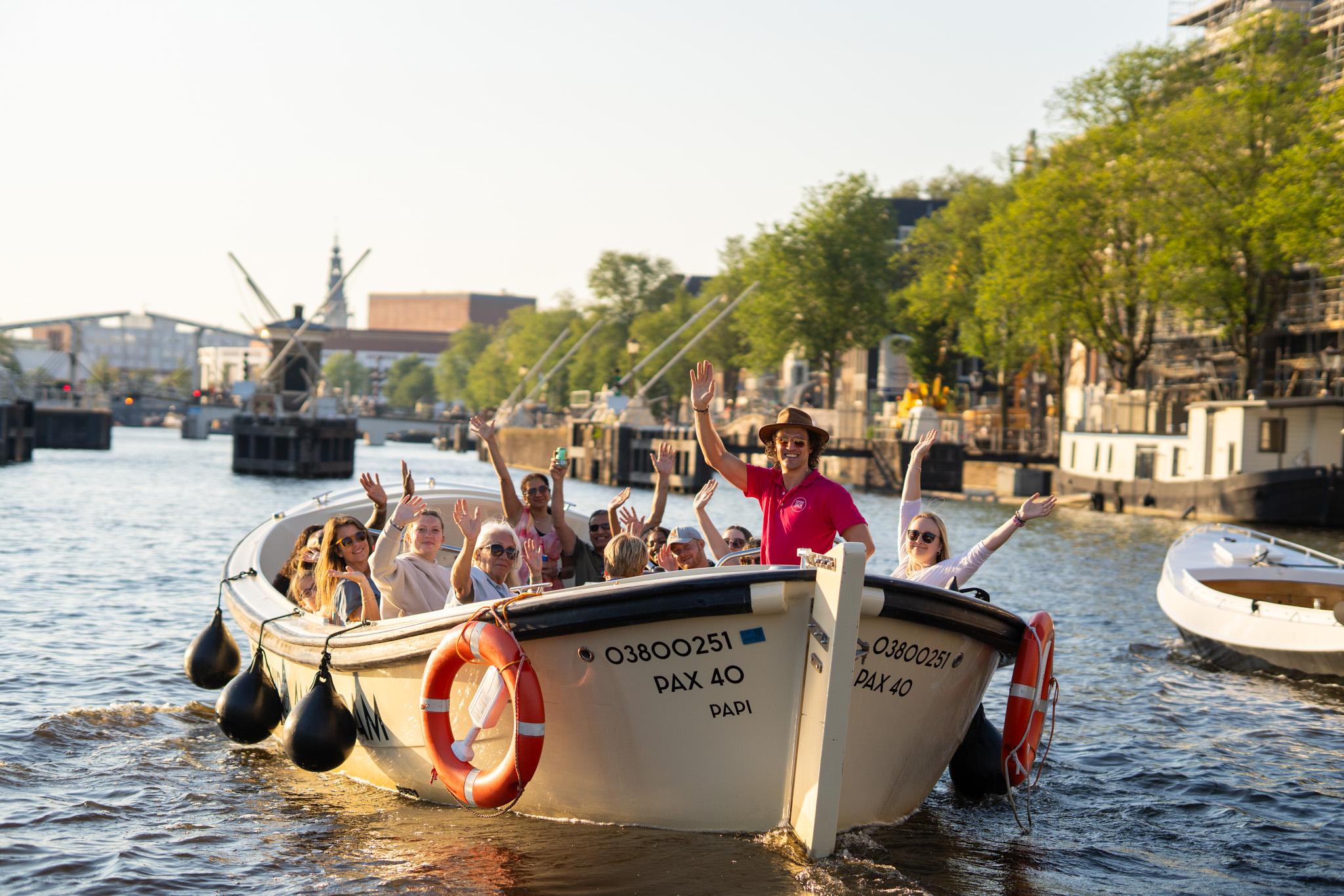 Amsterdam Canal Cruise with Local Guide & Dutch Treats
