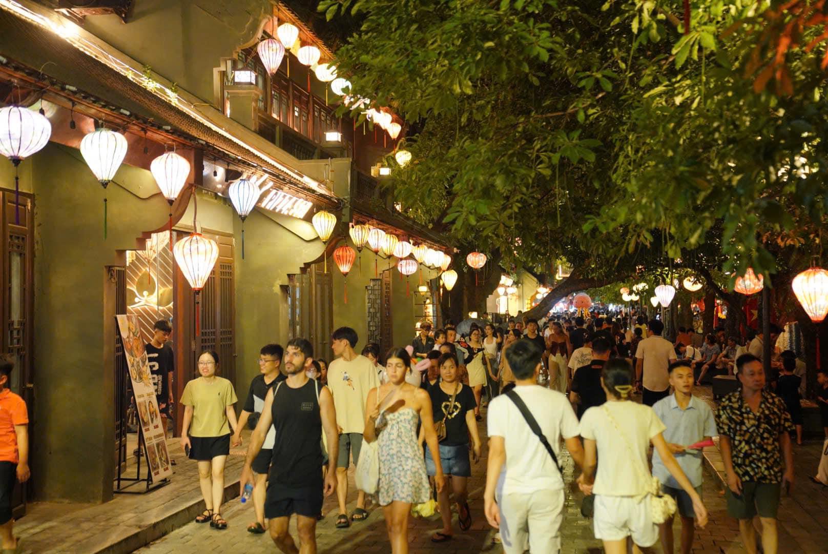 Ninh Binh Night Tour: Bai Dinh Pagoda & Hoa Lu Ancient Town