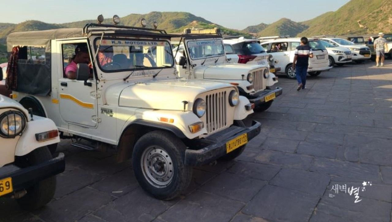 Jaipur After Dark: Private Open-Air Jeep Safari