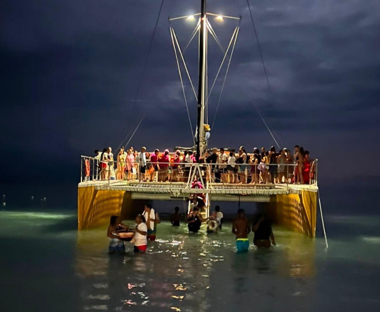 Negril Sunset Catamaran Party Cruise to Rick's Cafe