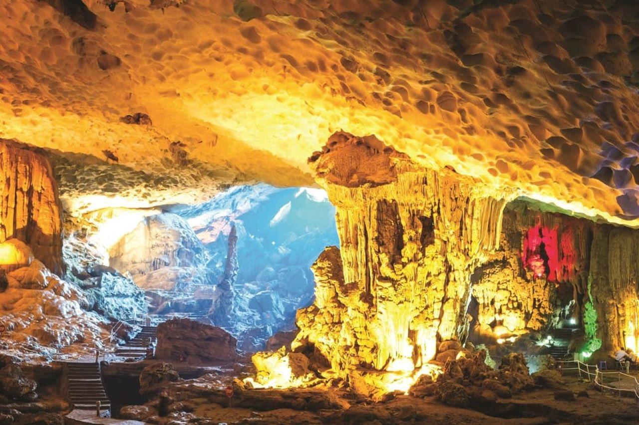 Ha Long Bay Day Trip from Hanoi: Luxury or Standard Cruise with Lunch