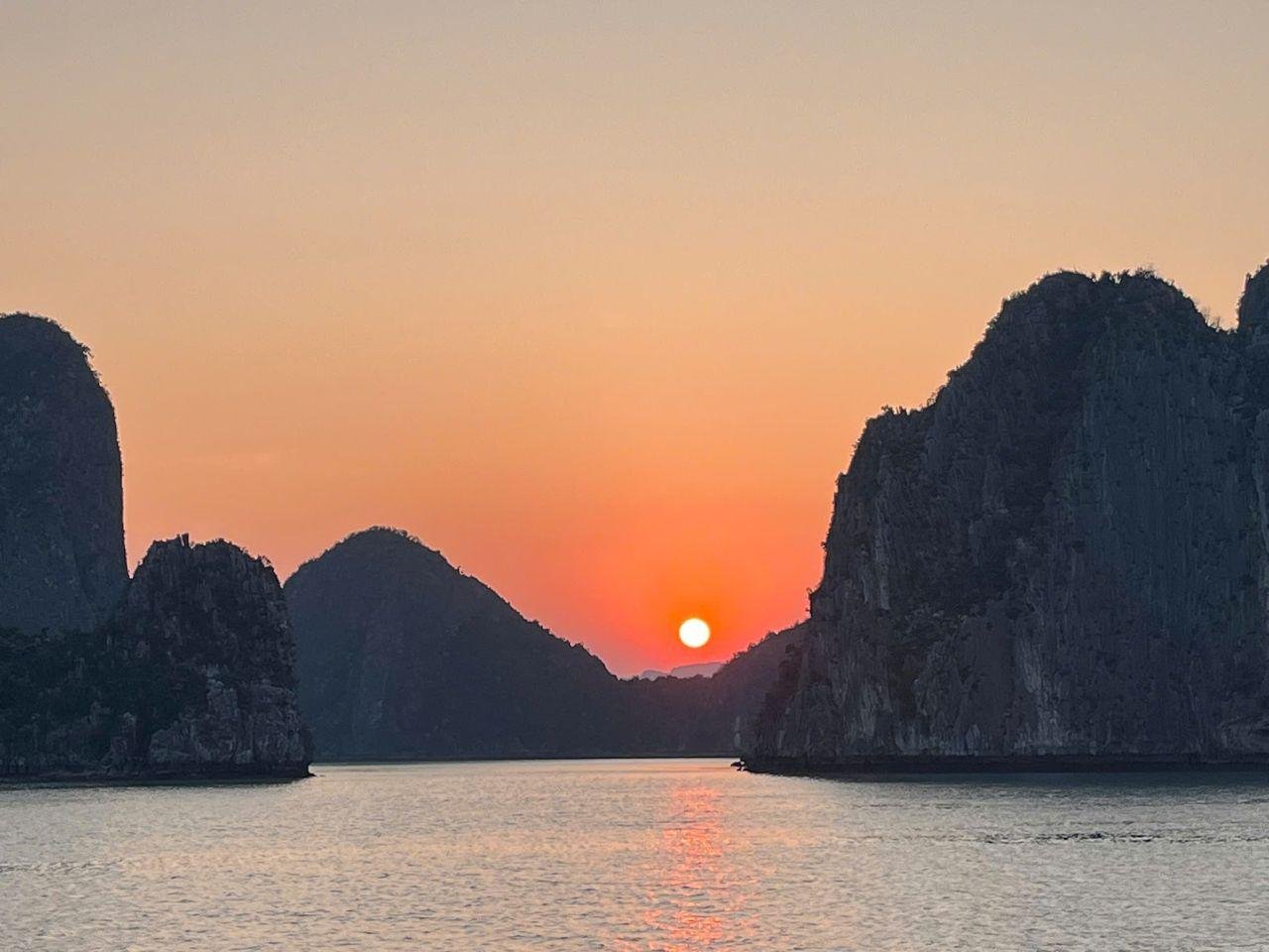 Ha Long Bay Day Trip from Hanoi: Luxury or Standard Cruise with Lunch