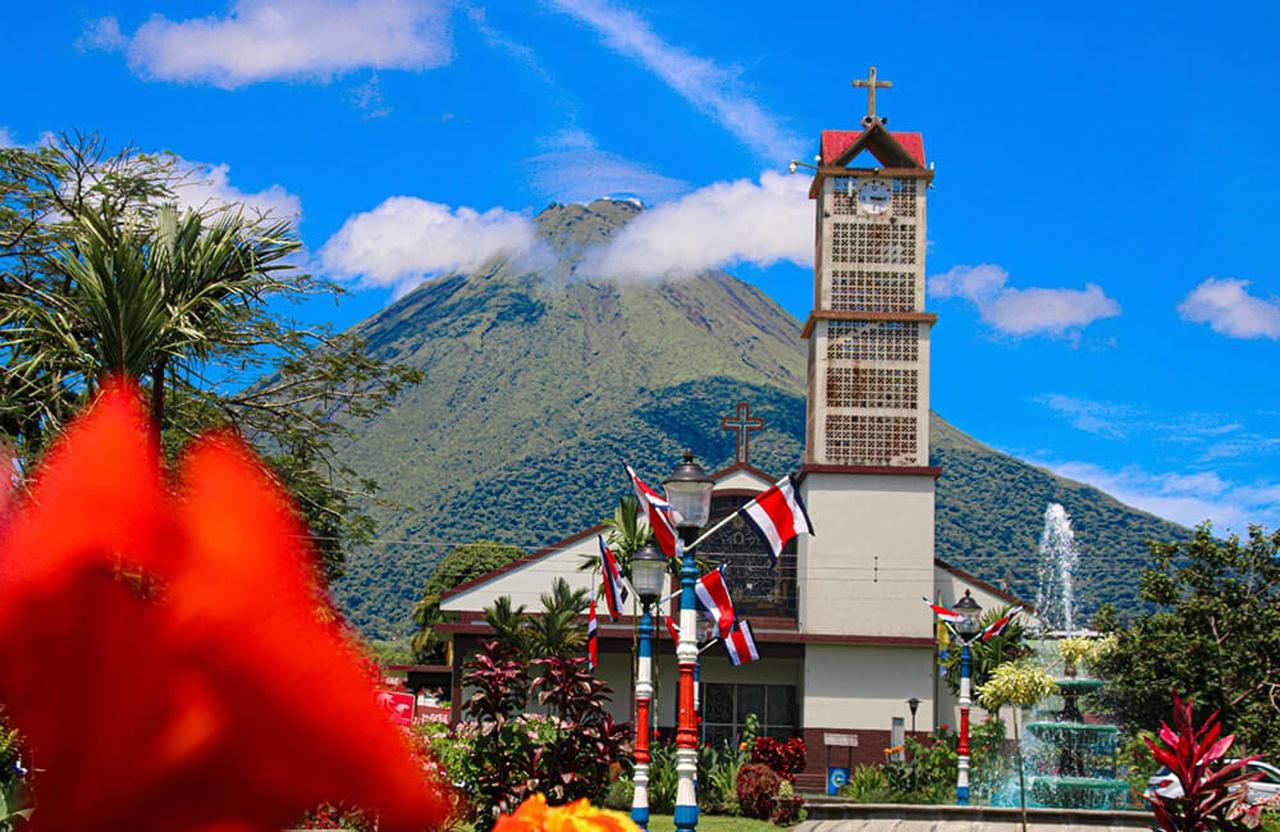 SJO Airport to La Fortuna Private Transfer with Arenal Vida Campesina Stop