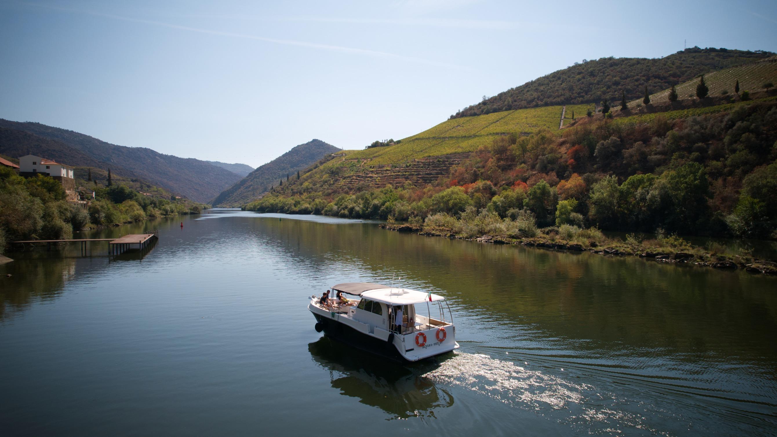Pinhão Sunset Cruise with Sparkling Wine – Douro Valley