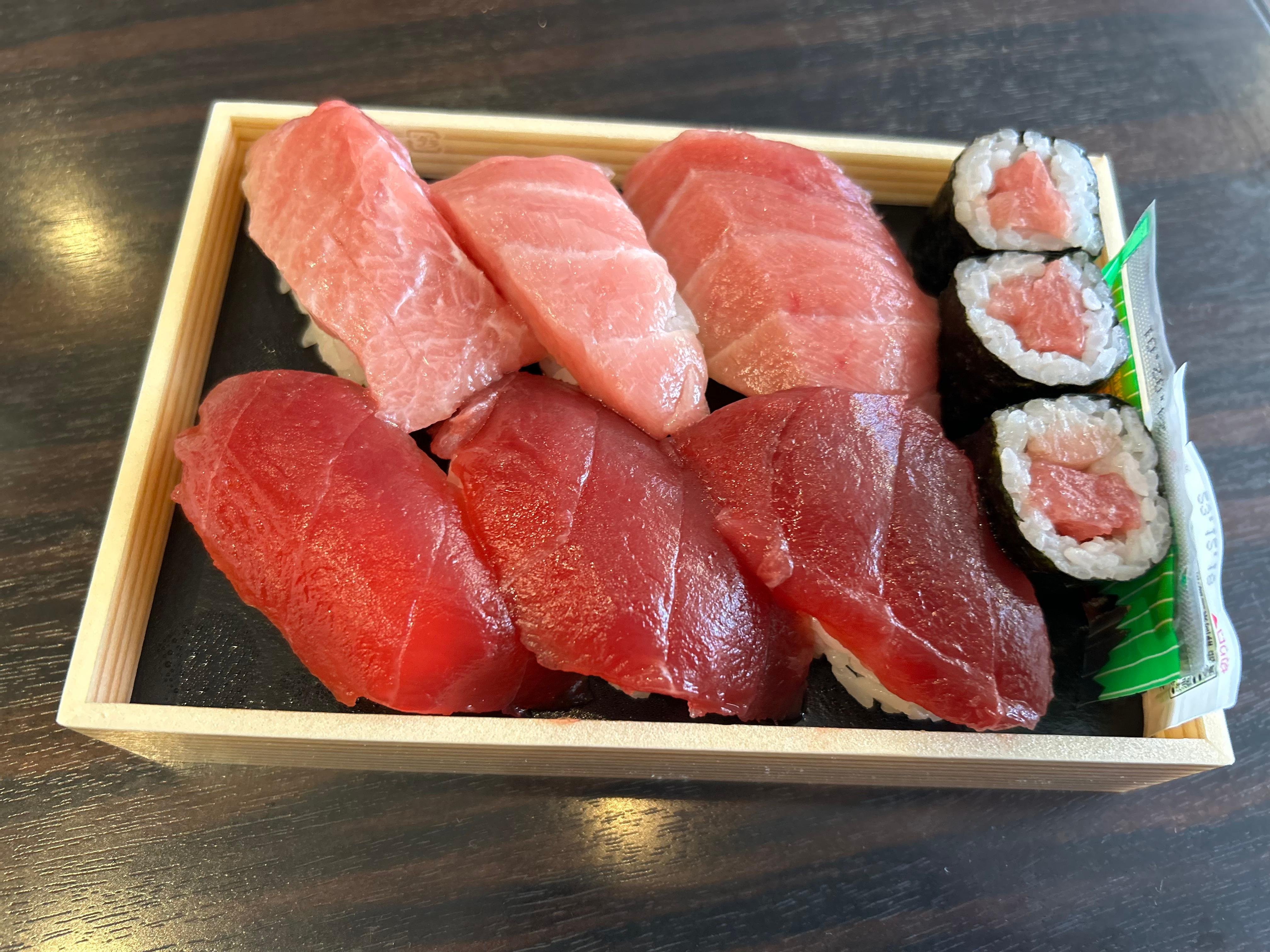Toyosu tuna auction tour — bluefin auction floor, buyers grading, Tsukiji market — image 8
