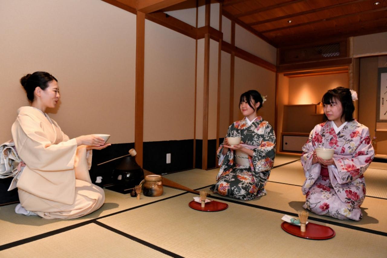 Kyoto Kimono Tea Ceremony at Orizuruya Gion