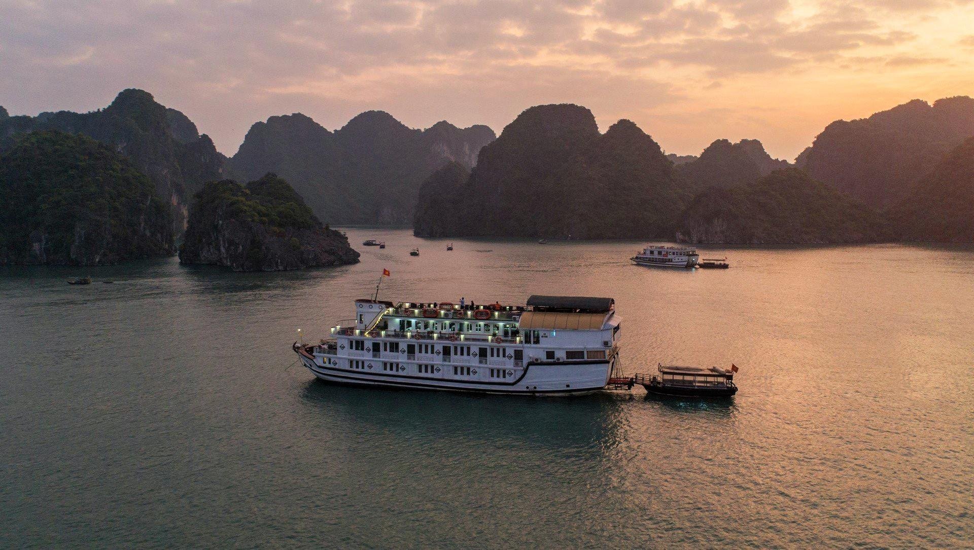 Ha Long & Bai Tu Long Bay 2-Day Overnight Cruise from Hanoi
