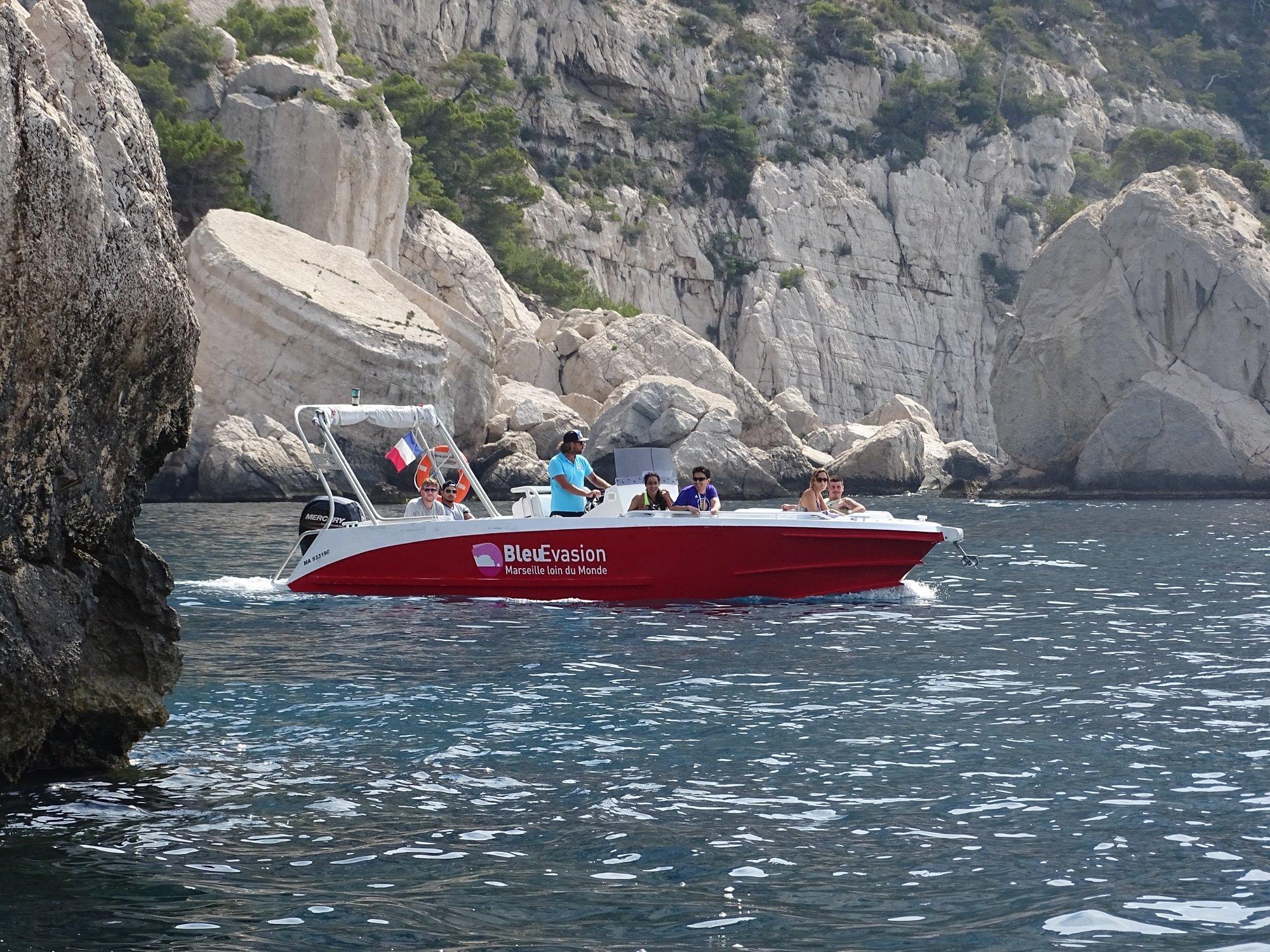 Calanque En-Vau boat tour — cathedral limestone walls and pebble beach at the heart of the Cassis calanques