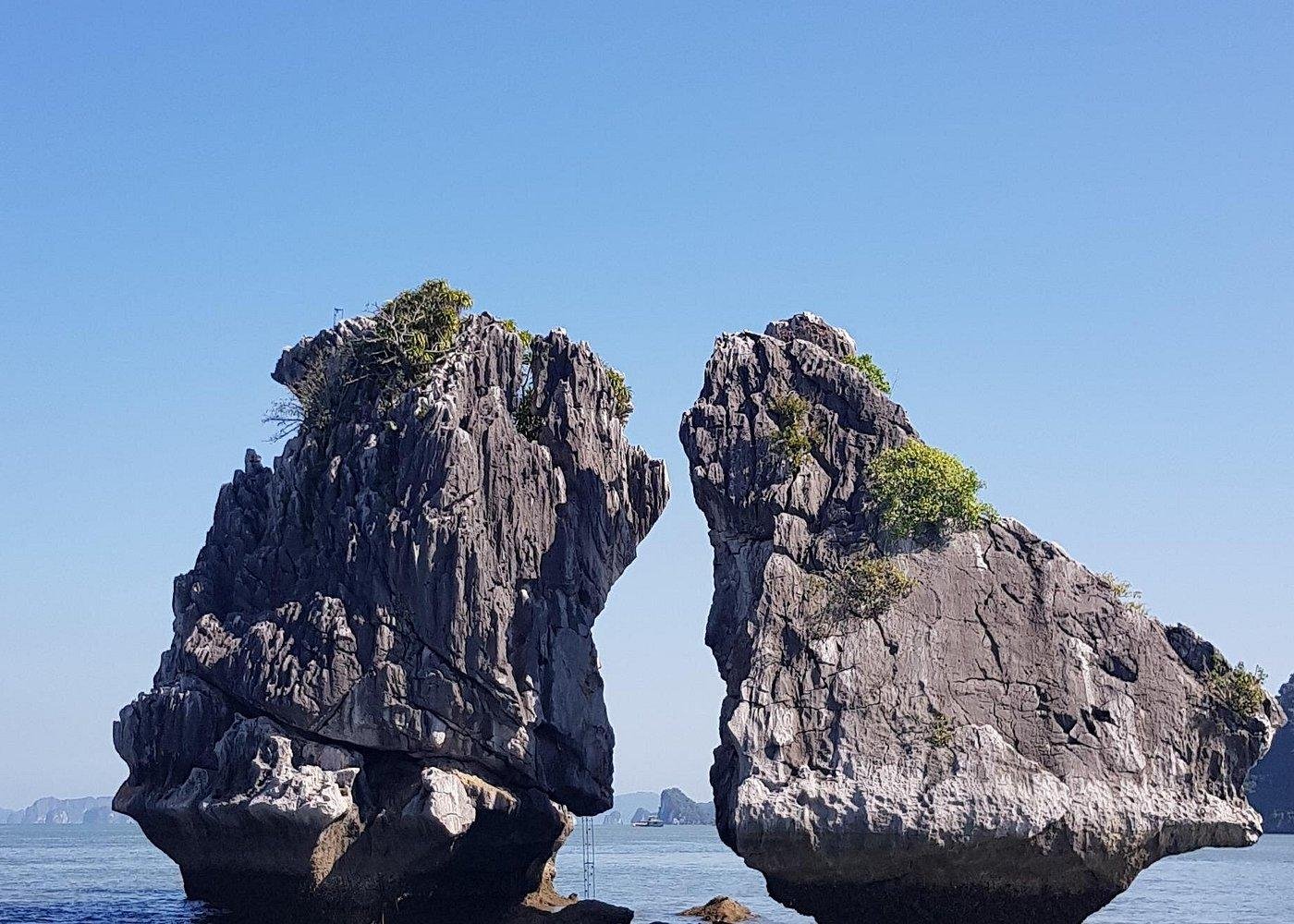 Private Ha Long Bay Luxury Cruise & Cave Tour from Hanoi