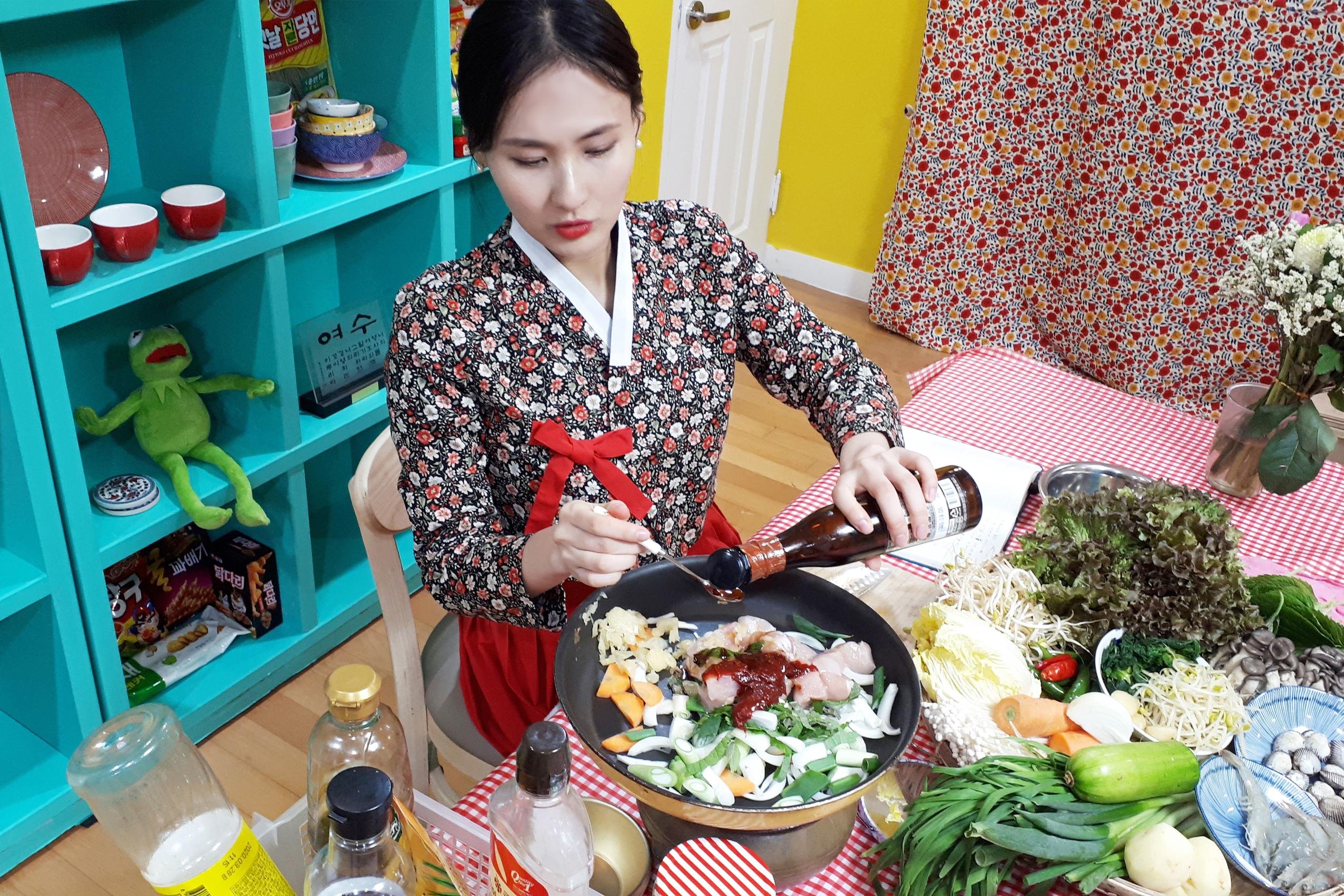 Korean Home Cooking Class & Traditional Market Experience