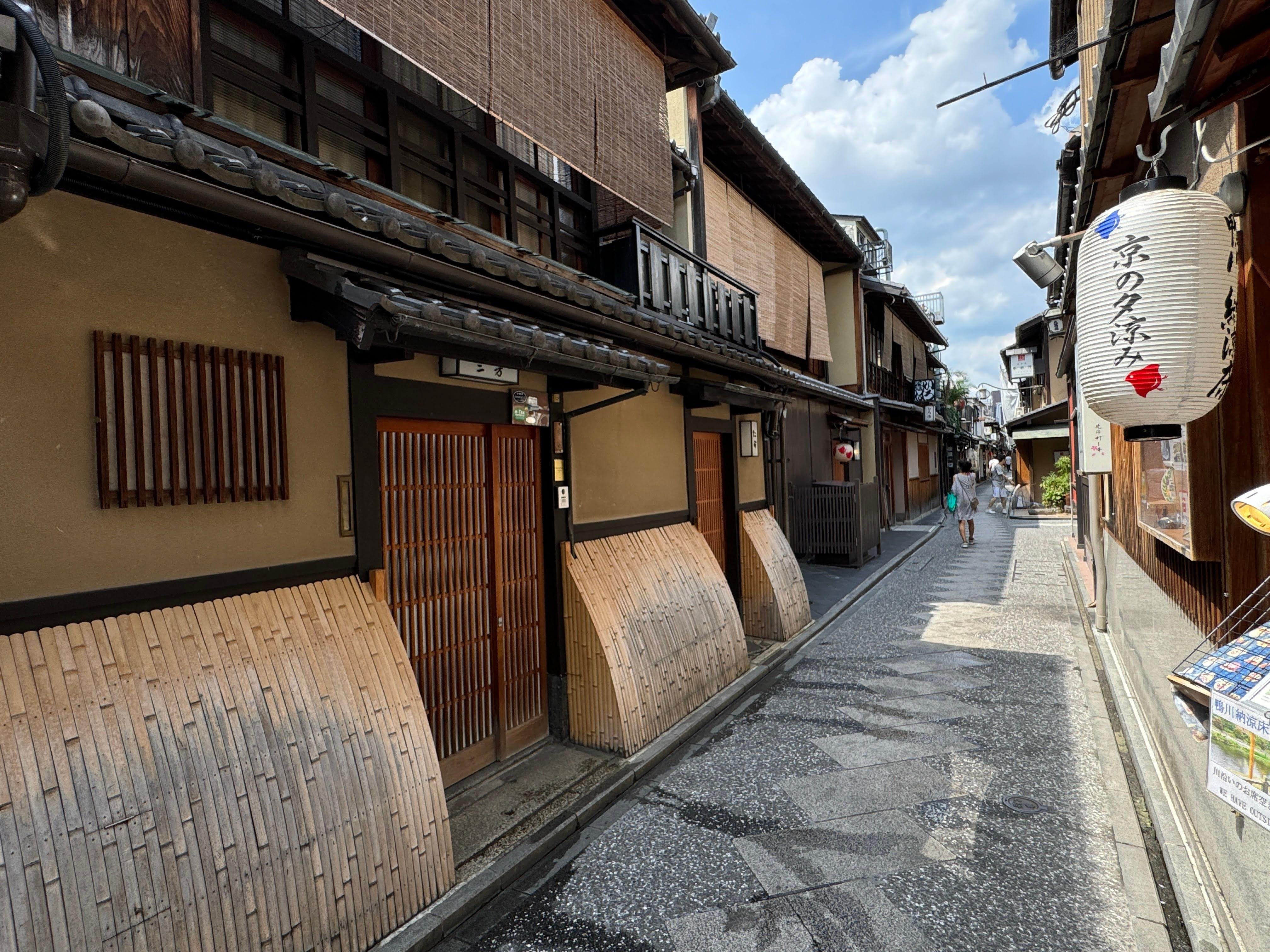 Kyoto: Gion and Yasaka Shrine Cultural Walking Tour