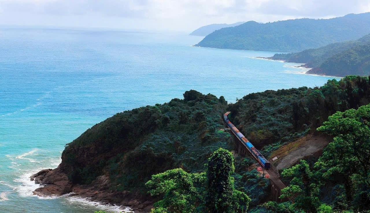 Hue & Hoi An: Private Scenic One-Way Transfer