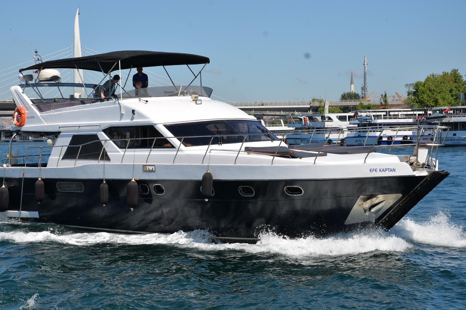 Istanbul Private Bosphorus Yacht Cruise with Guide & Snacks