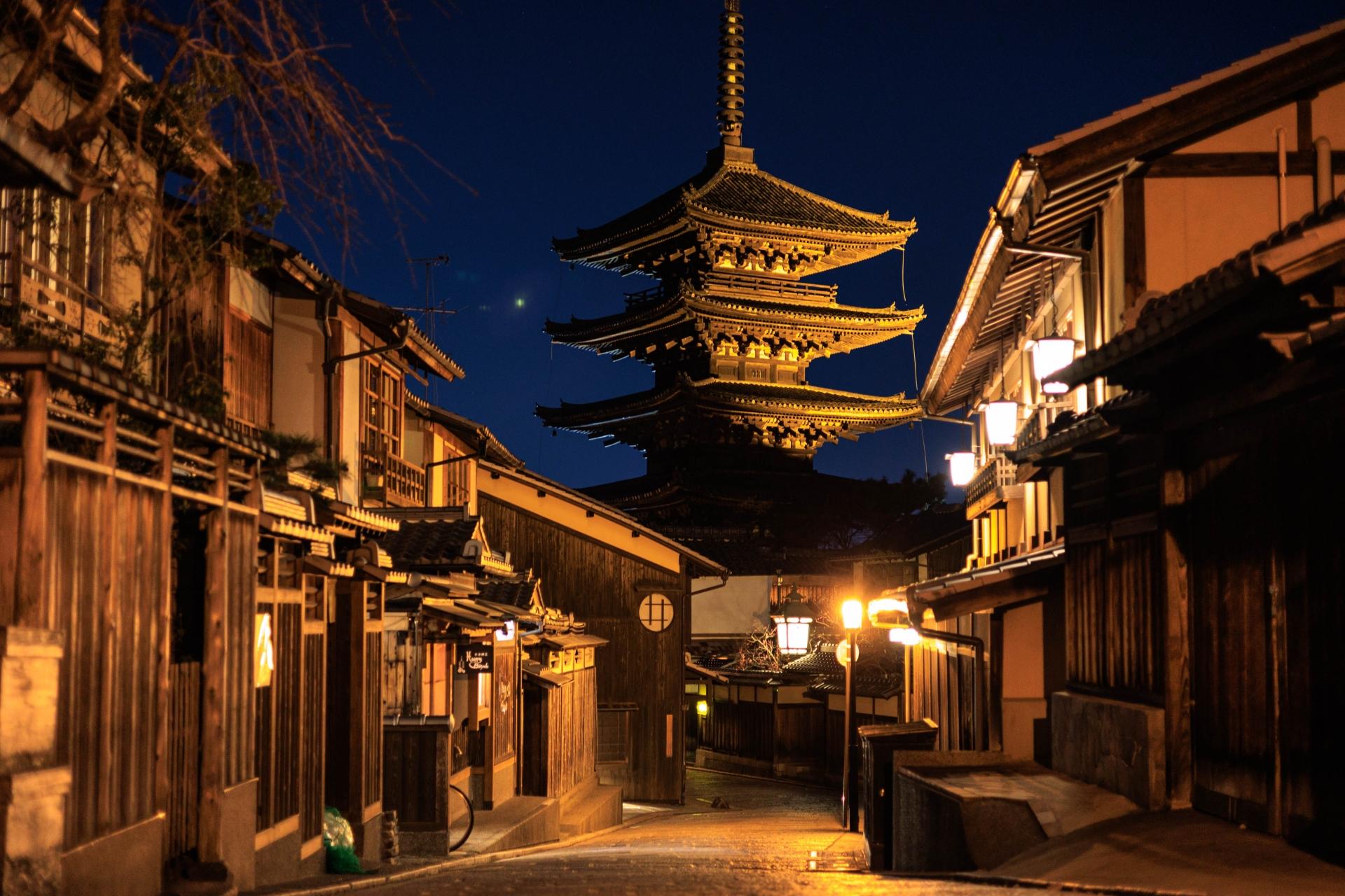 京都イブニングE-bikeツアー：裏路地とライトアップされた寺院